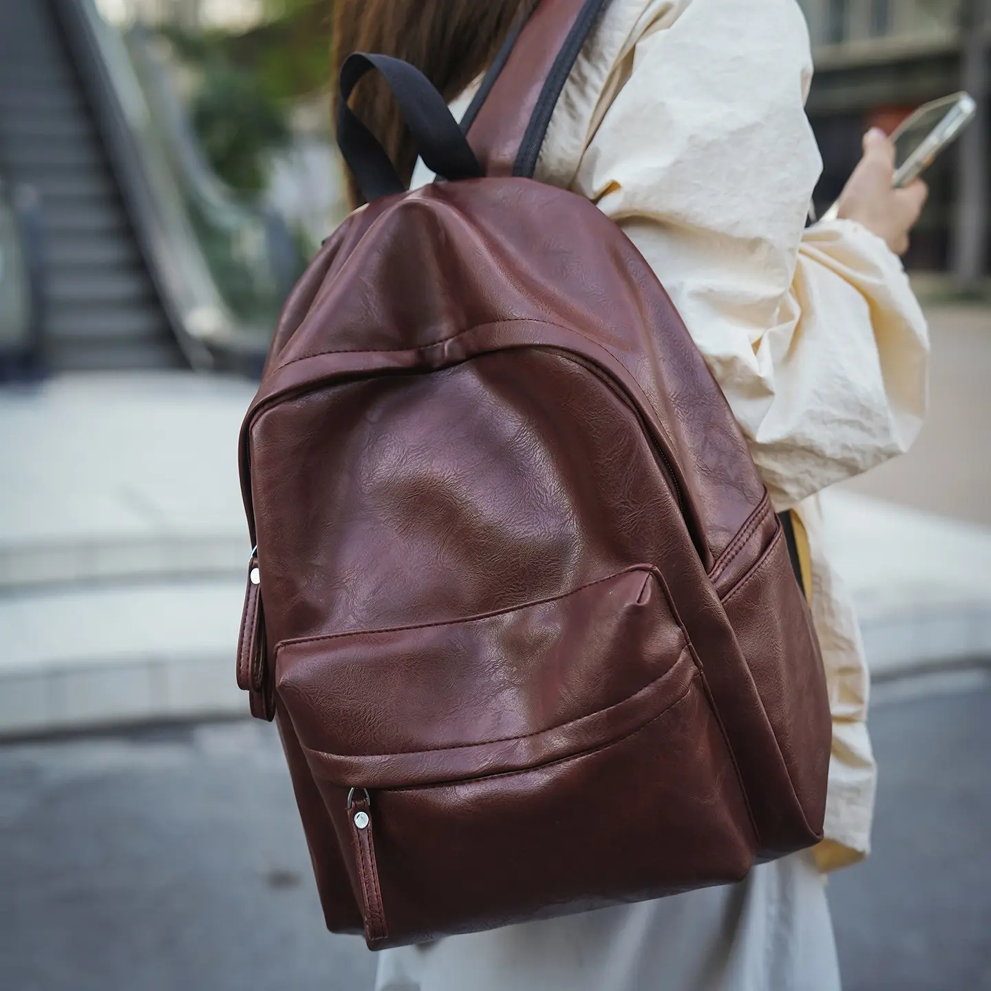 Vintage-style leather backpack—a stylish, retro-inspired laptop bag and high-capacity travel backpack; a large, waterproof bag suitable for college, business, and the workplace.