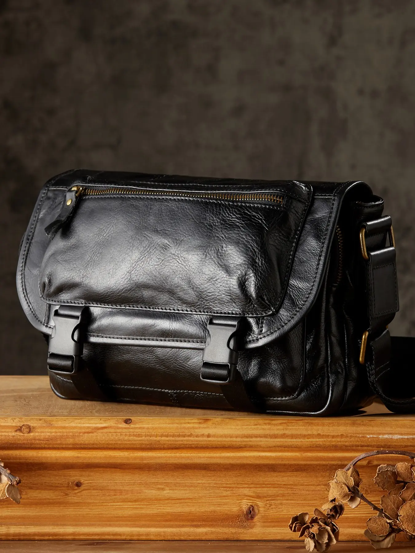 Men's Genuine Leather Shoulder Bag, Vintage Top Grain Tannage Cowhide, Large Capacity Casual Messenger Bag, Trendy and Stylish