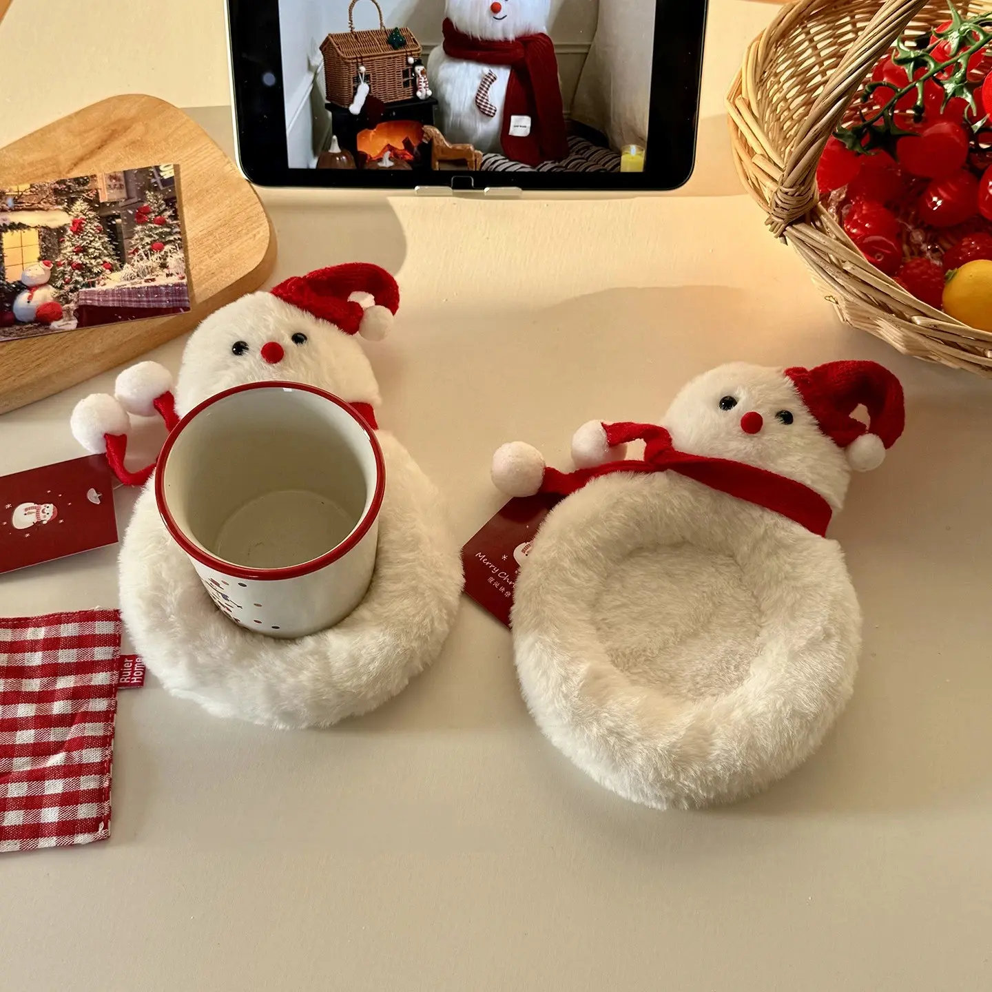 1 Count Christmas Snowman Coaster, Cute White Plush Cup Mat, Soft Fuzzy Heat Resistant Drink Coaster, Creative Snowman Shape Table Decor, Christmas Gift for Family Friends, Home Kitchen Office Dining Table Holiday Decoration