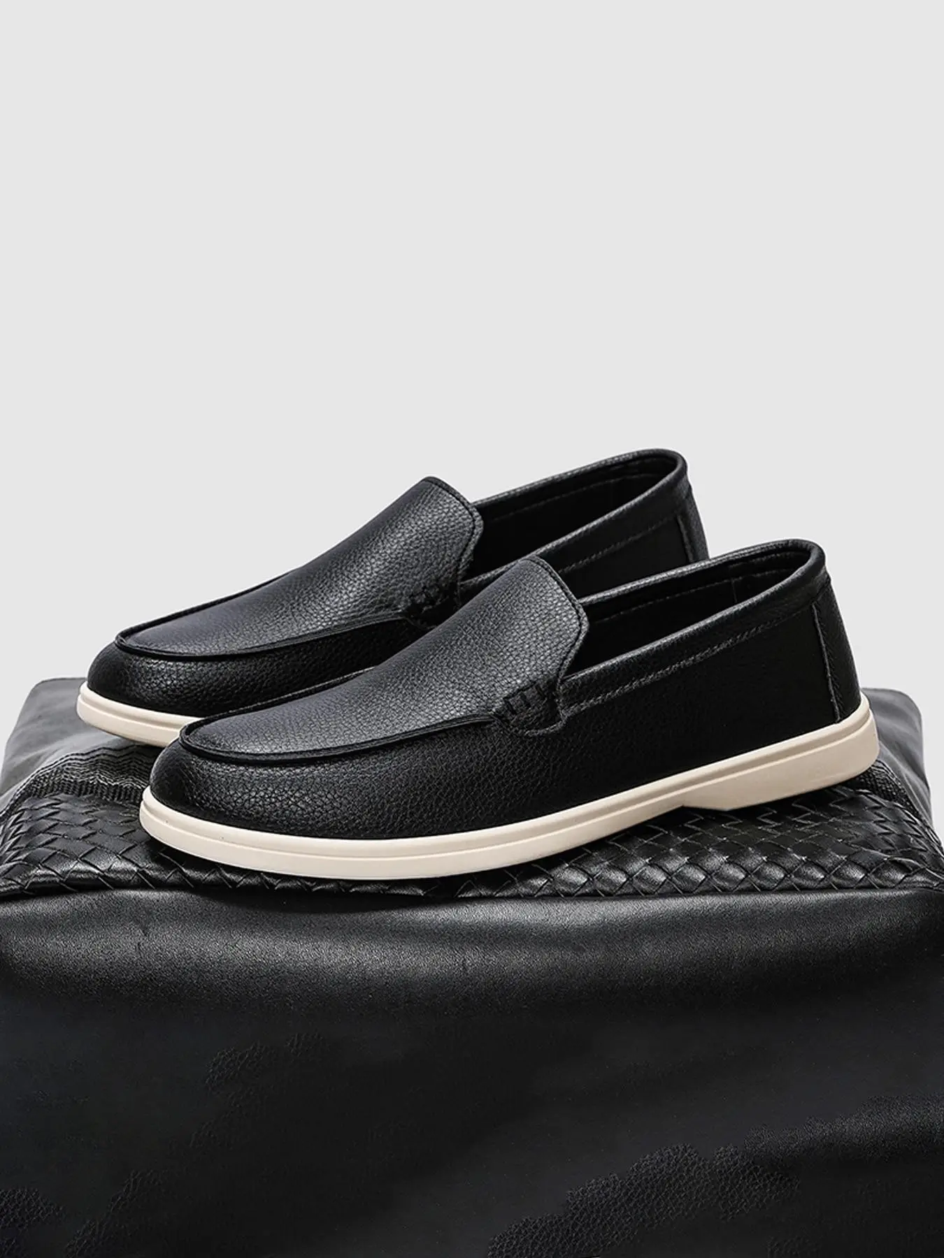 Men’s Smooth Leather Slip On Loafers, Soft Light Flat Driving Shoes, Flexible Non Slip Sole Casual Footwear, All-Match Daily Shoes for Office Work, City Walking, Road Trips, Dating and All Indoor Outdoor Casual Scenes