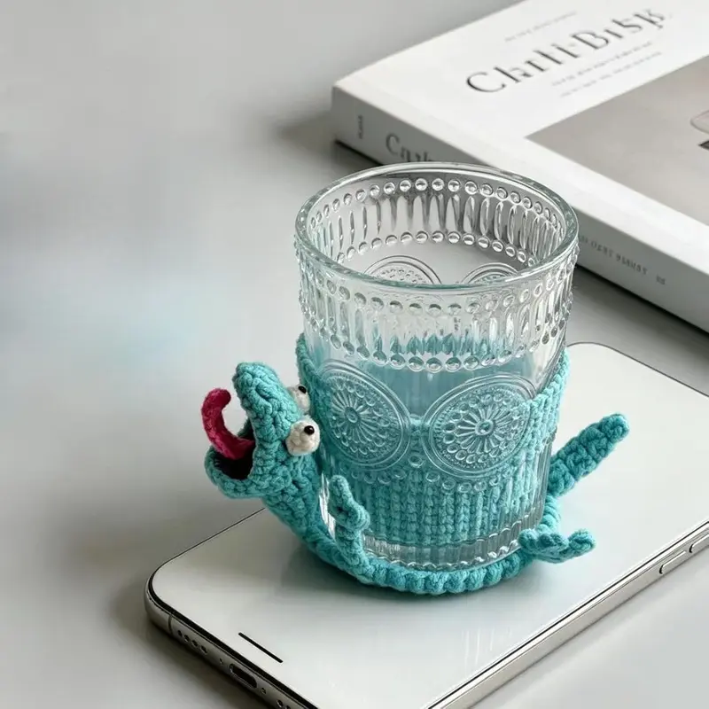 Adorable 3D Knitted Lizard Linen Coaster, Cute Animal-Shaped Heat Insulation Mat. Handmade Woven Cup Holder Combines Daily Table Protection With Sweet Home Decor, Ideal Ornament For Kitchen Counters, Study Desks And Family Dining Areas.