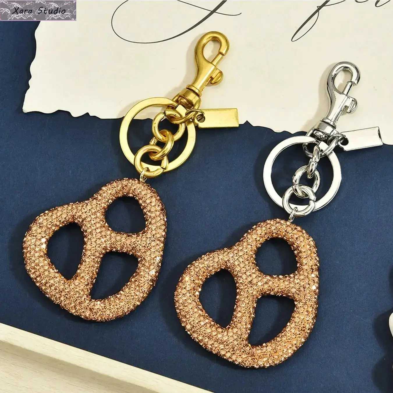 Gold Pretzel Bag Charm for Women, Cute Purse Charm Clip-On Keychain, Aesthetic Handbag Accessory, Luxury Inspired Bag Pendant for Tote Bags, Shoulder Bags, Backpacks, Daily Fashion, Travel, Birthday Gift