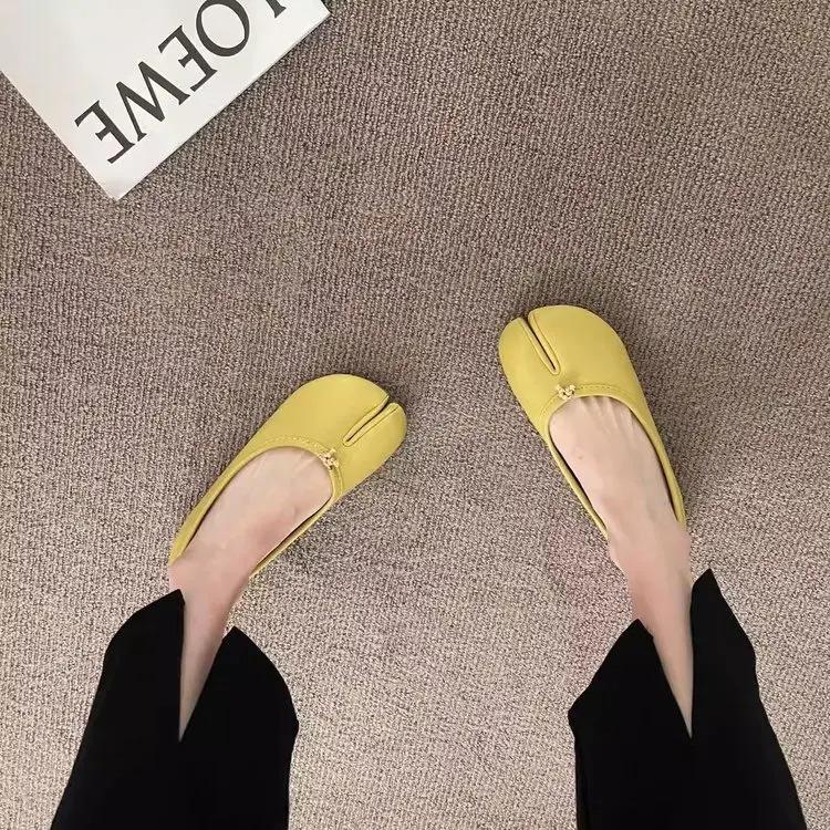 Flat bottomed split toe pig trotter shoes, red single shoes for women, spring and autumn 2026 summer silver bow thumb pig trotter shoes