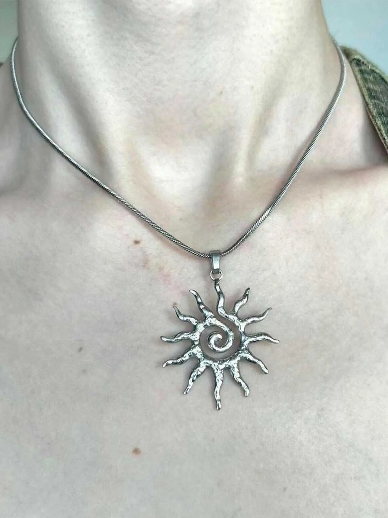 Fashion Y2K Minimalist Modern Spiral Sun Pendant Necklace, Stainless Steel Chain, Unisex Casual Jewelry, All-Season Accessory, Chain Necklaces