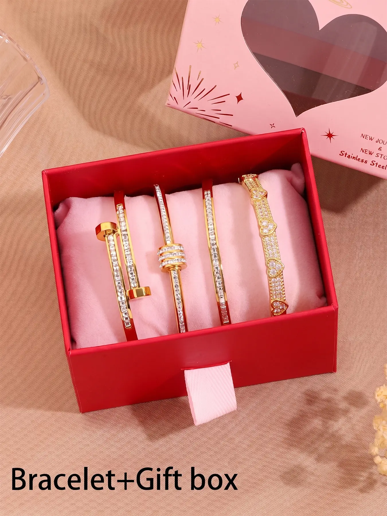 A touch of elegance on the wrist, the gift box is full of warmth. A universal bracelet is given to a kindred spirit. May time flow and friendship remain the same, and this beauty will forever reside in the heart