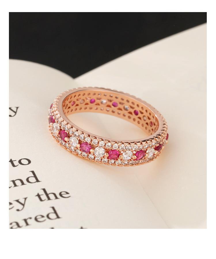 The new pink diamond ring for young girls with white diamonds and a full ring of pink diamonds exudes an exquisite and high-end feel