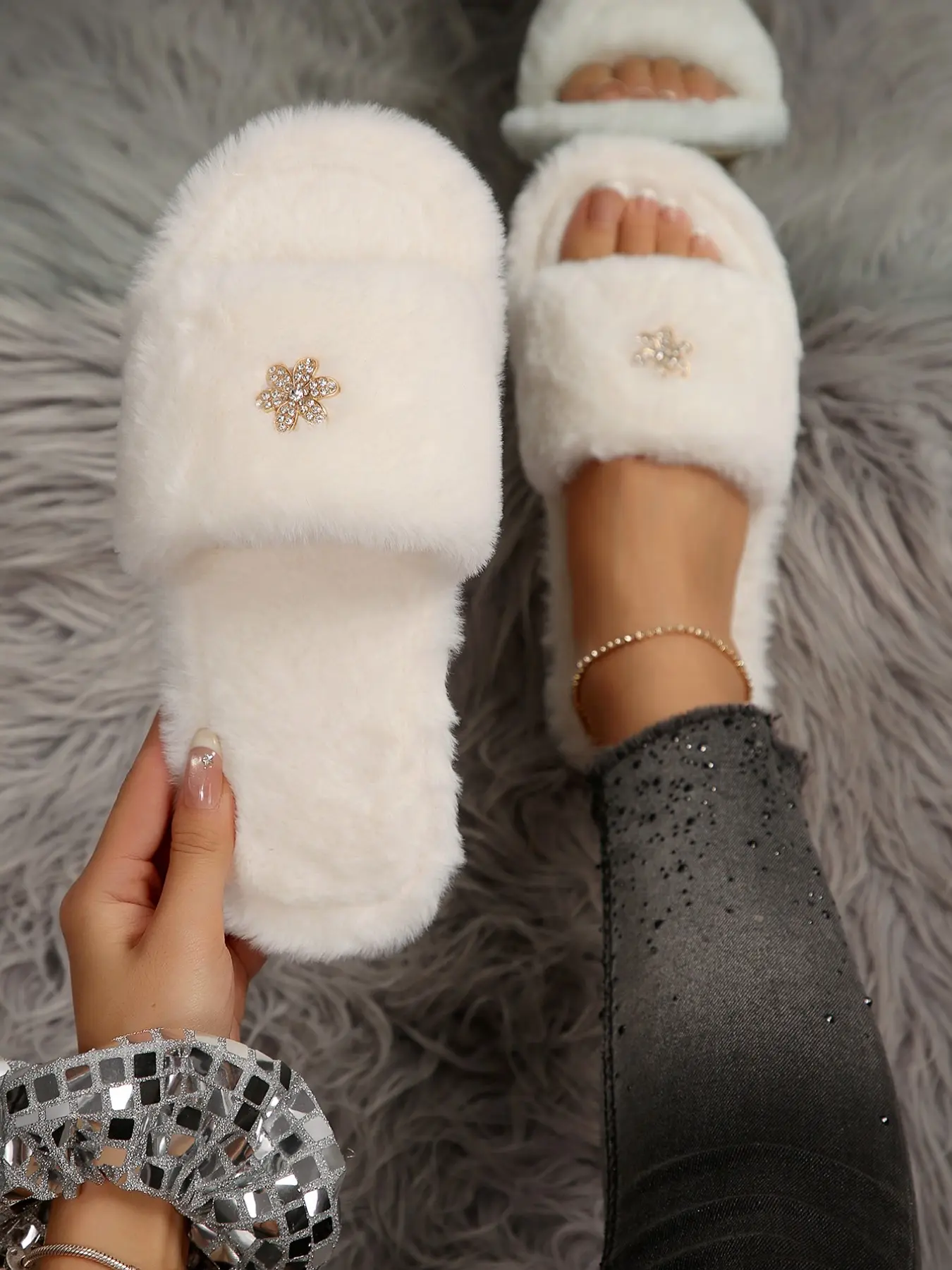 Women's Plush Slip-On Shoes, Luxury Style Rhinestone Flower Decoration, Soft Sole Anti-Slip Indoor Slippers, Home Bedroom Footwear