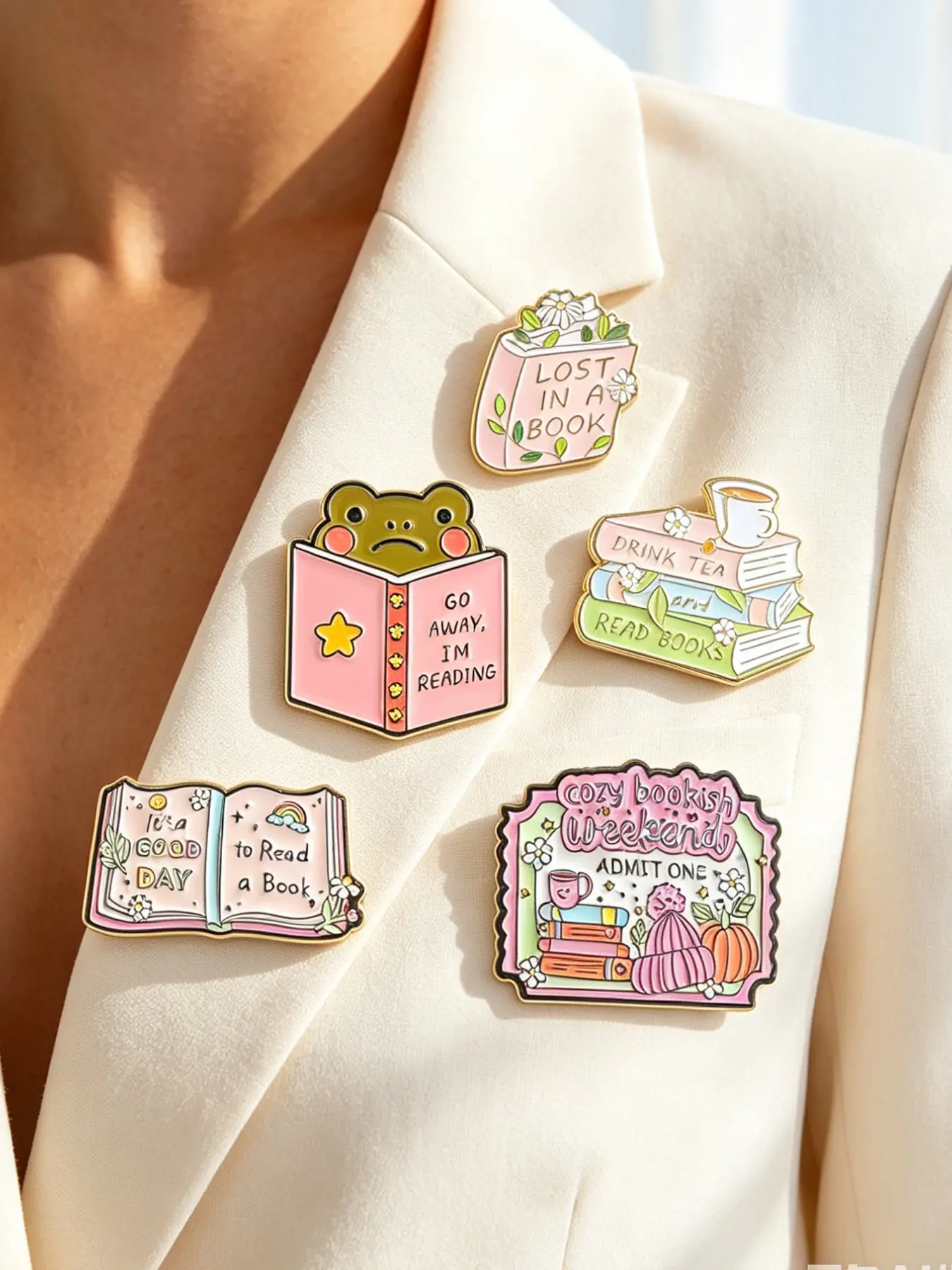 Cute Frog Book Reading Brooch Set, Cartoon Metal Pin for Backpacks and Clothes, Healing Bookworm Gift, Literary Reader Accessory