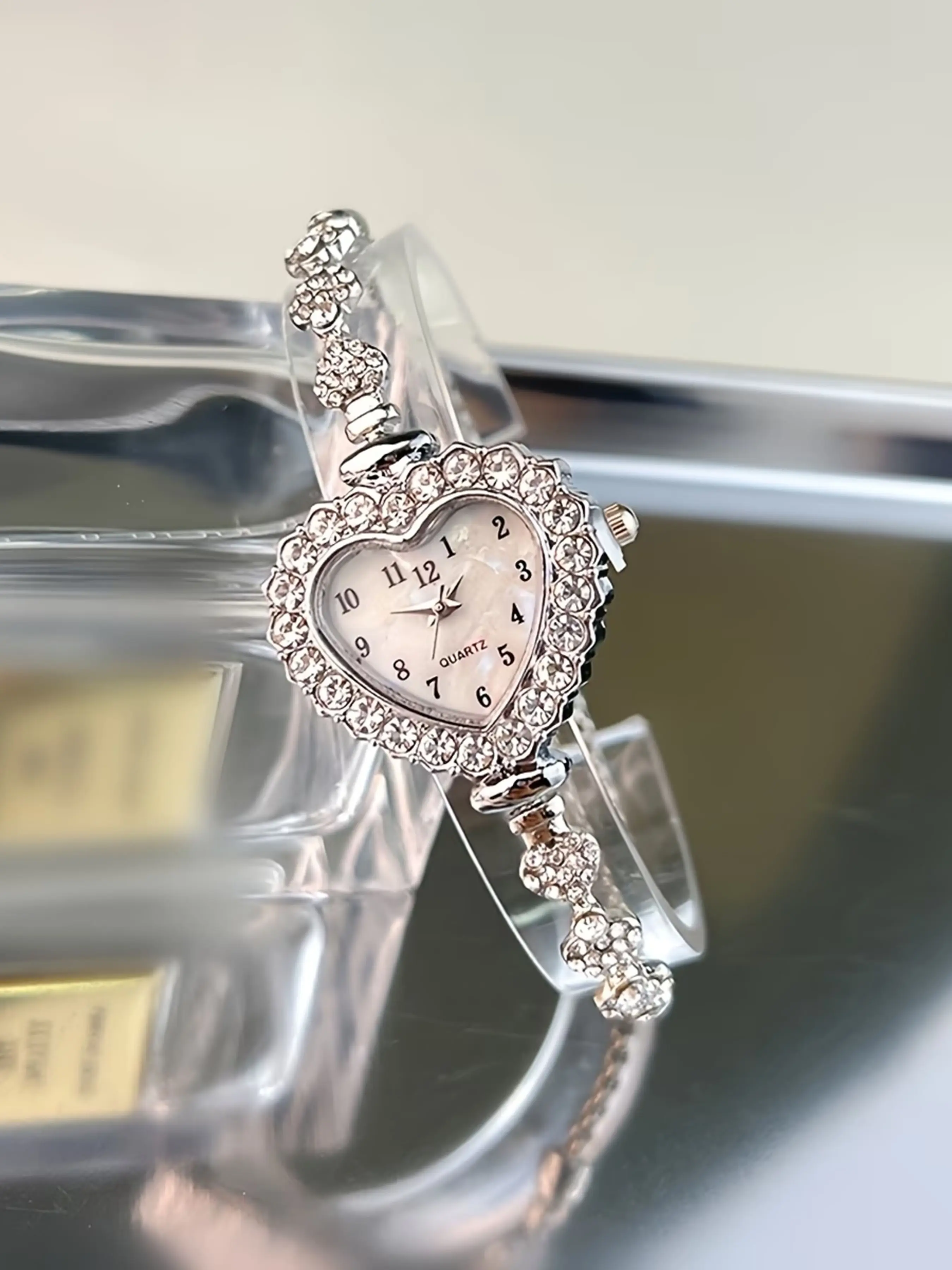 Exquisite and compact small dial, heart-shaped rhinestone dial, women's bracelet watch, Elegant Wristwatch