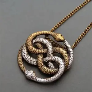 Simple Fashion Winding Snake Necklace Fashion Retro Elegant Men and Women Snake Knot Articulated Snake Chain NecklacePendantGift