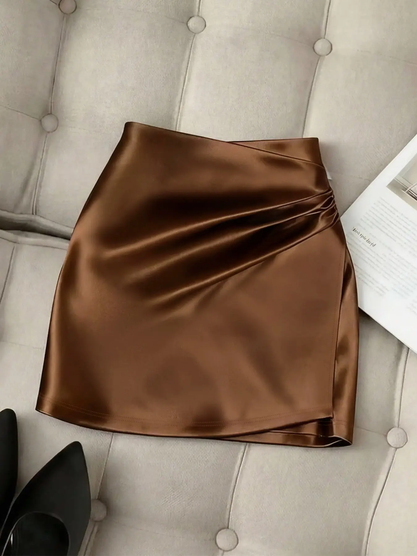 Coffee-colored satin irregular twist high-waisted midi skirt, sexy hot girl style hip-hugging skirt, Satin Skirts, Bodycon Skirt, versatile outfit for parties, dates, nightclubs