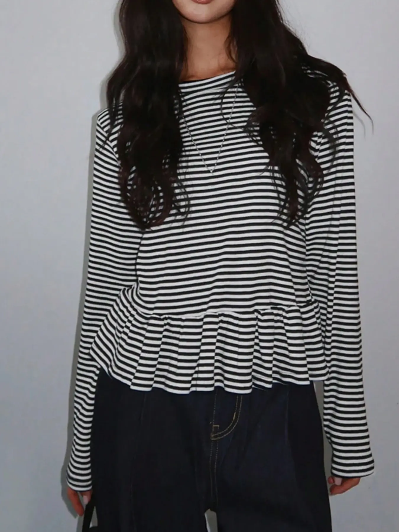 Women's Round Neck Long Sleeve Striped Hem Ruffled Design Top, Slimming Ruffle Design Versatile Top, Essential Layering Casual Top for Fall Winter