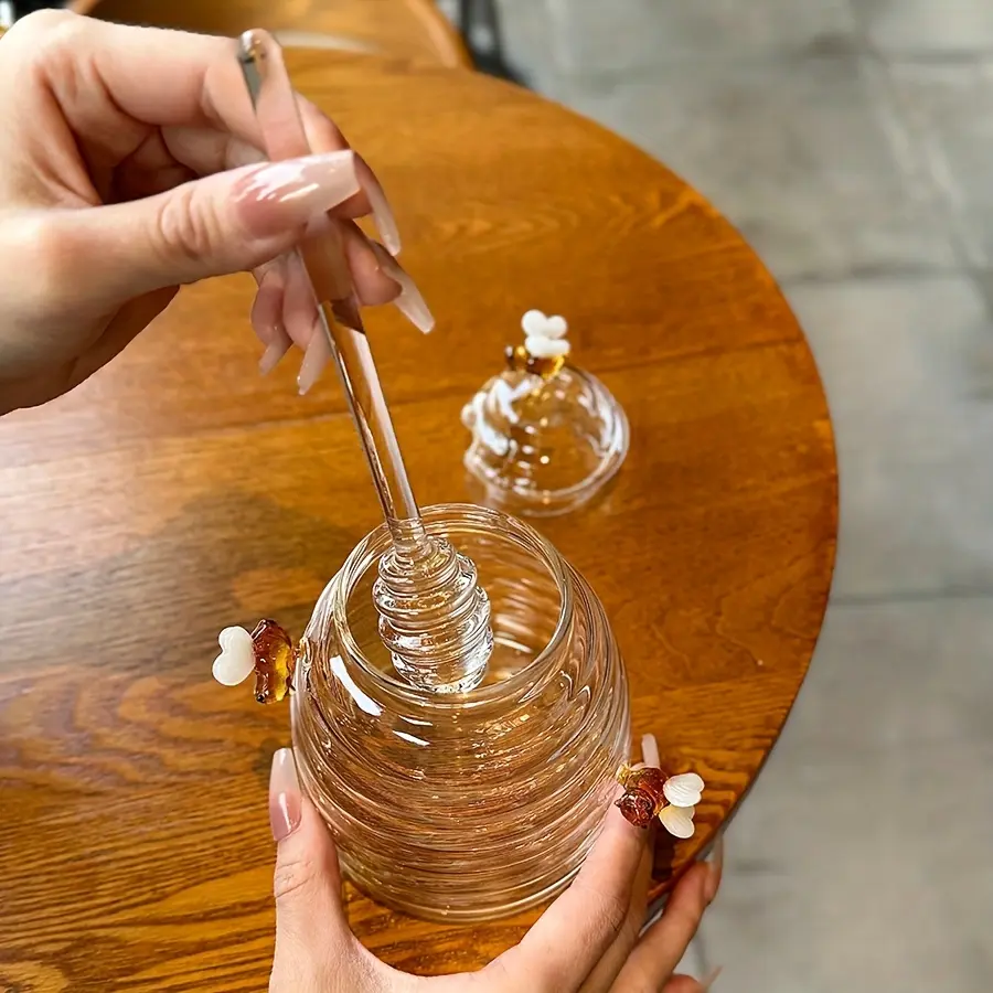 Bee Decor Glass Honey Jar with Glass Honey Dipper, Beehive Shaped Transparent Honey Container with Lid, Cute Handmade Bee Ornament Honey Pot for Kitchen Storage Breakfast Coffee Bar Decor