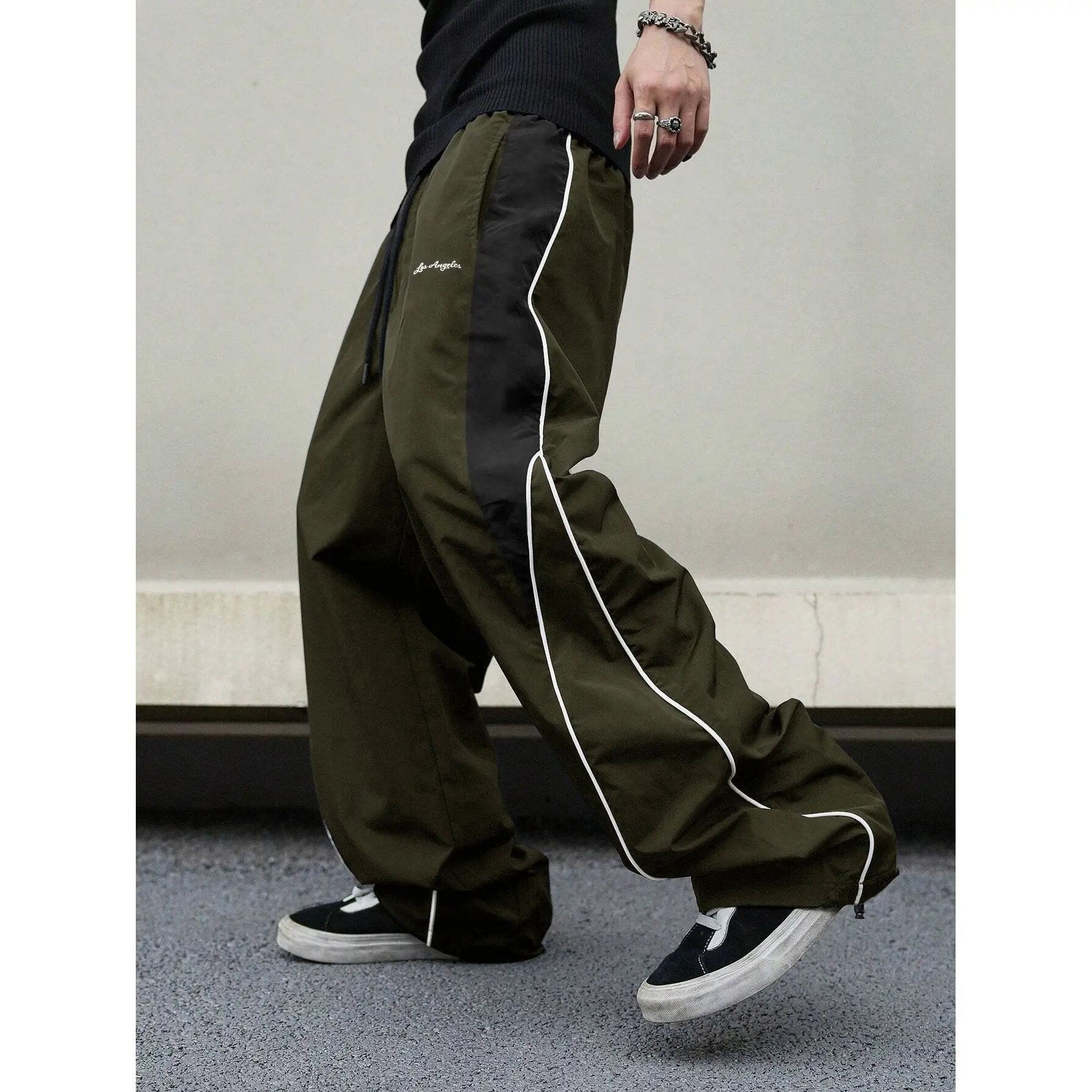 Men's contrasting color reflective strip wide-leg casual pants, pendant smooth fabric, side stripes, American high street style, daily commuting adaptation, trendy and versatile personality