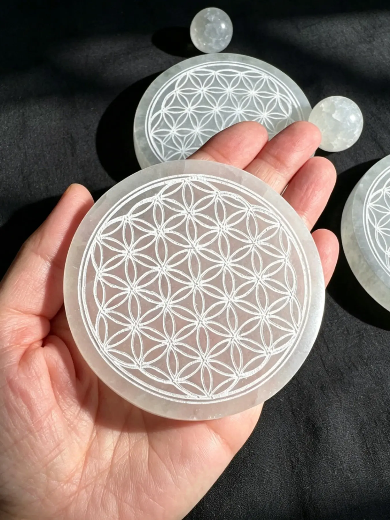 Natural Moroccan Selenite Gypsum Slice Engraved Flower of Life Symbol Crystal Charging Plate 8/10cm Chakra Balancing Reiki Healing Stone Cleanser Home Decoration, Crystal Decorative Ornaments Spiritual Crystal Gift for Crystal Enthusiasts