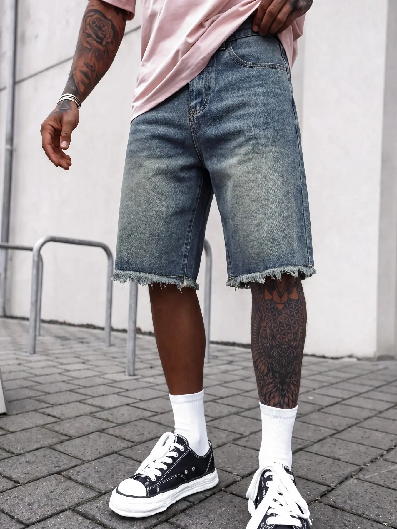 Men’s Vintage Blue Washed Loose Denim Shorts, Knee-Length Wide-Leg Jorts, Distressed Whisker Fading and Frayed Hem Design, Vintage Y2K Hip-Hop Skate Streetwear Summer Casual Men’s Denim Shorts