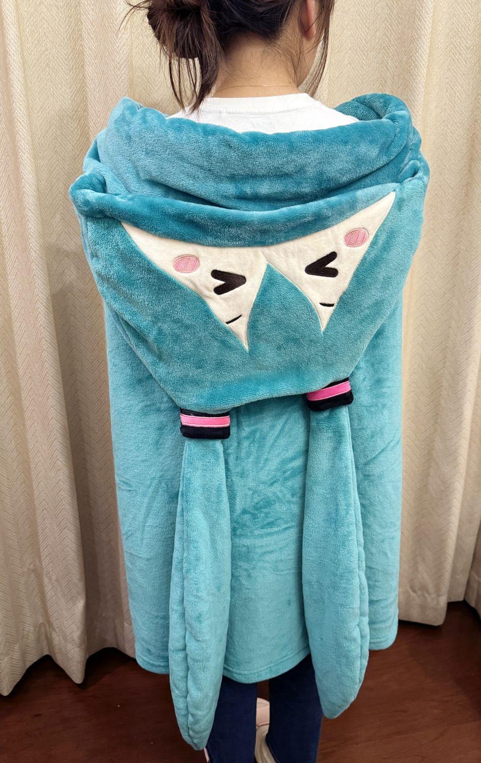 Hatsune Miku anime peripheral two-dimensional air-conditioning blanket creative cartoon cute plush hooded cloak holiday gift