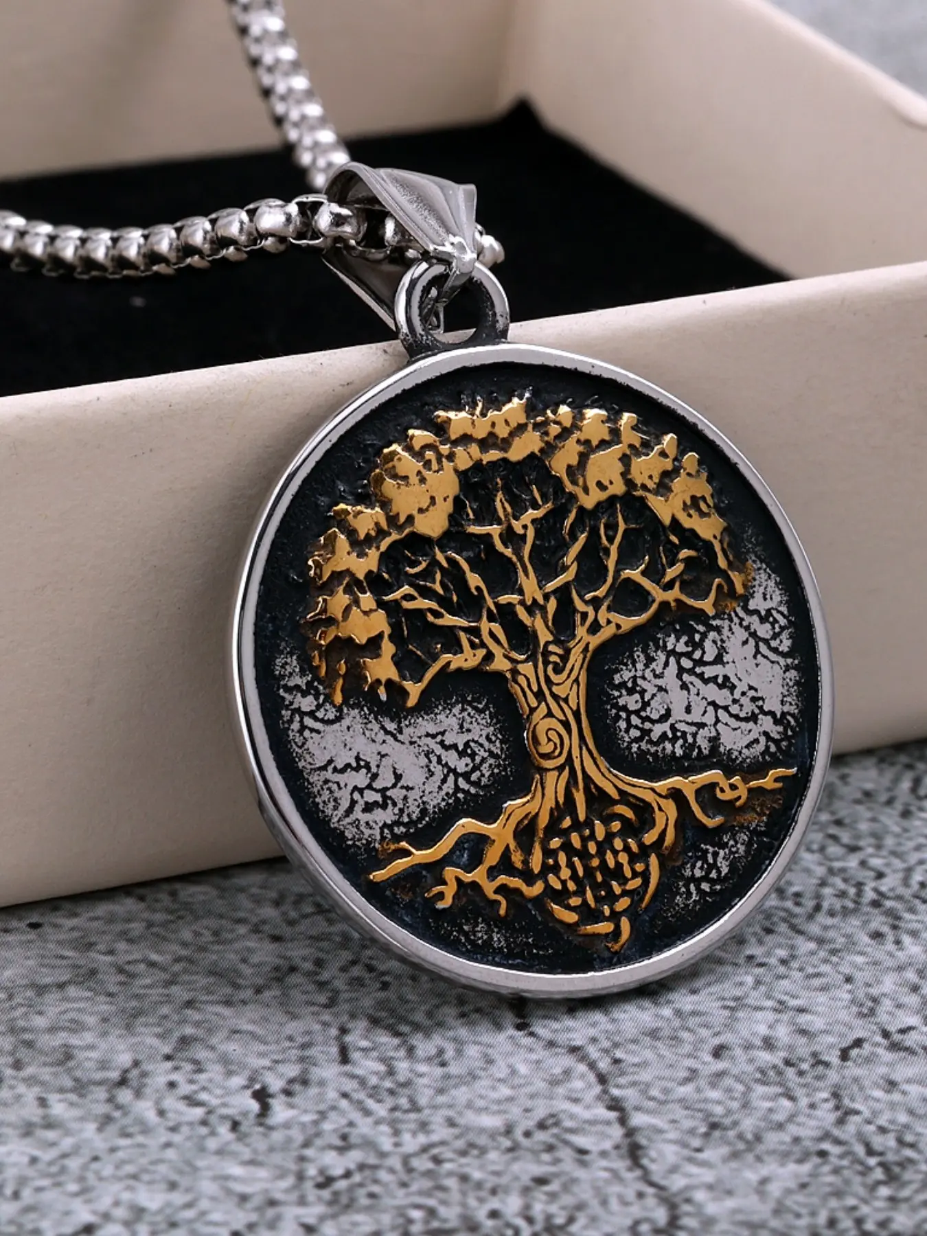 New Titanium Steel Life Tree Pendant Necklace, Unisex Stainless Steel Jewelry, Exquisite Jewelry Gift, Perfect Gift for Birthdays and Graduations