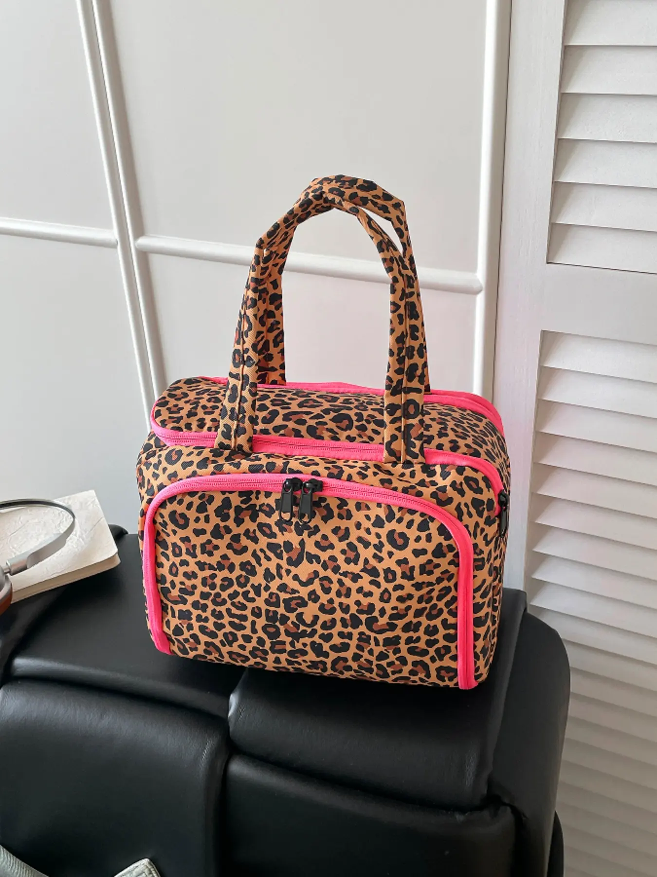 Fashionable leopard print large-capacity makeup bag, multi-compartment zippered travel toiletry bag, portable women's cosmetic storage handbag