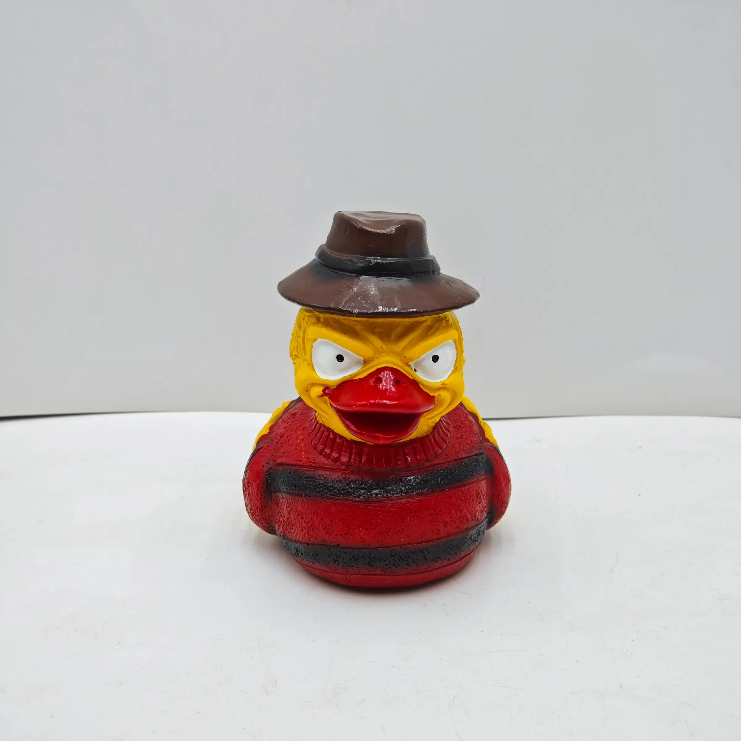 Horror Movie Theme Duck Figurine, Halloween Funny Desktop Decoration, Resin Collection Hand Model, Perfect Gift for Fans
