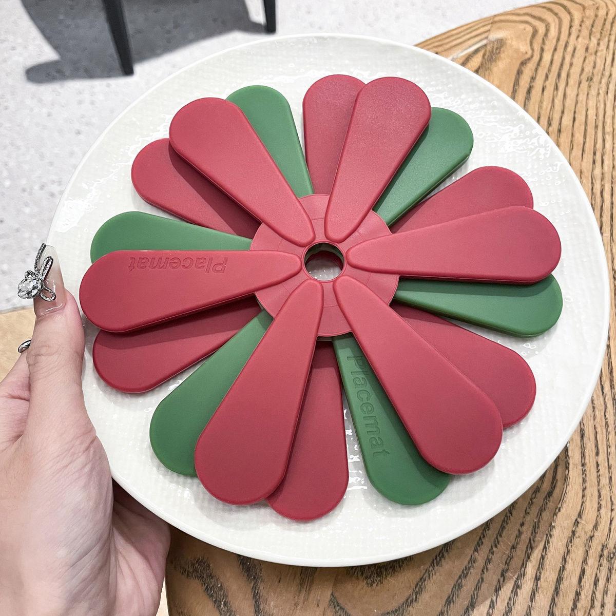 Christmas Tree Silicone Table Mat Heat Resistant Coaster for Home Kitchen Waterproof Anti-Scald Pot Pad Modern Minimalist Tableware Protector