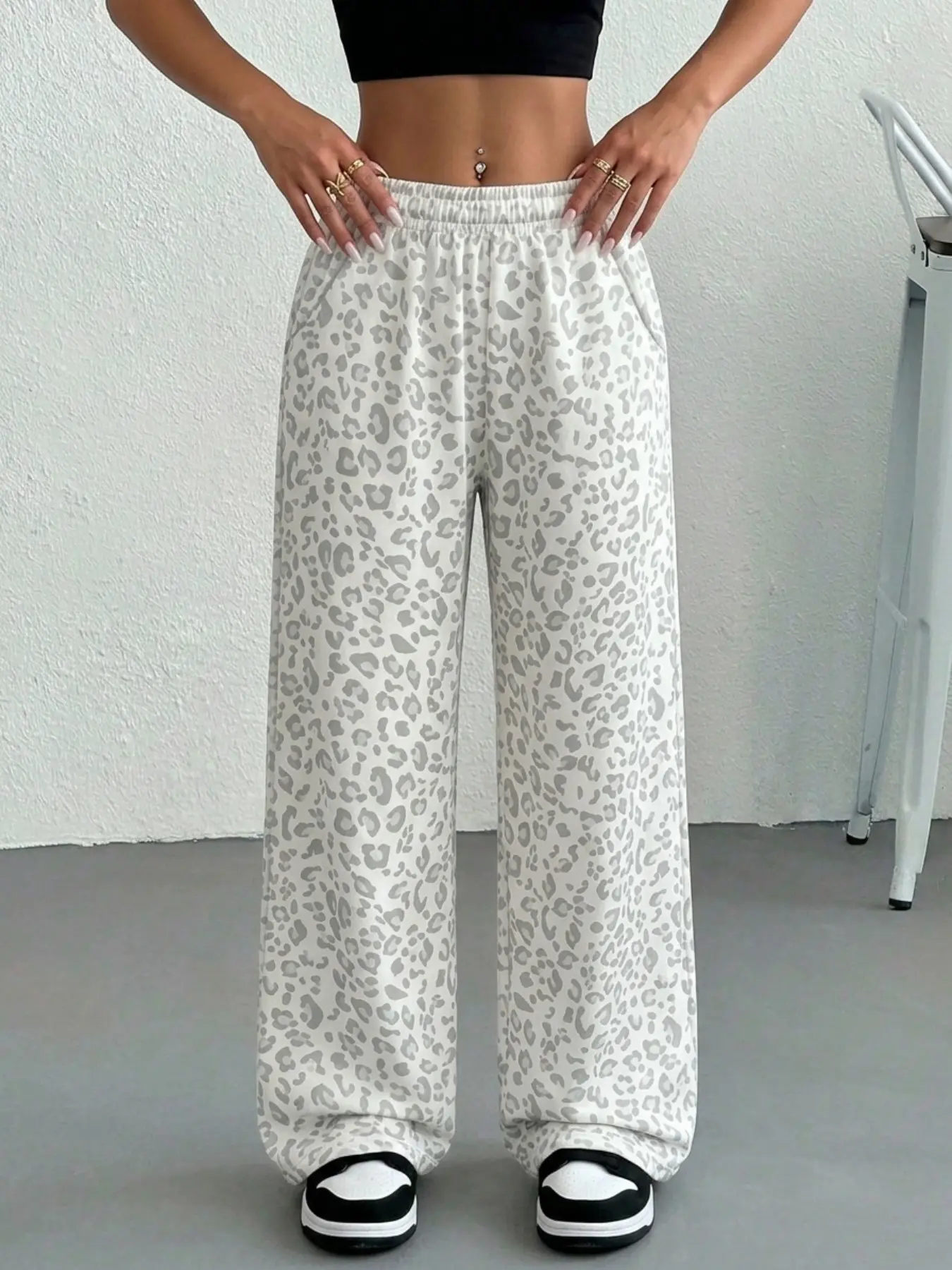 Women's Light Grey Leopard Print Elastic Drawstring Wide Leg Sweatpants, Soft Fleece Fabric, Loose Casual Side Pockets Trousers