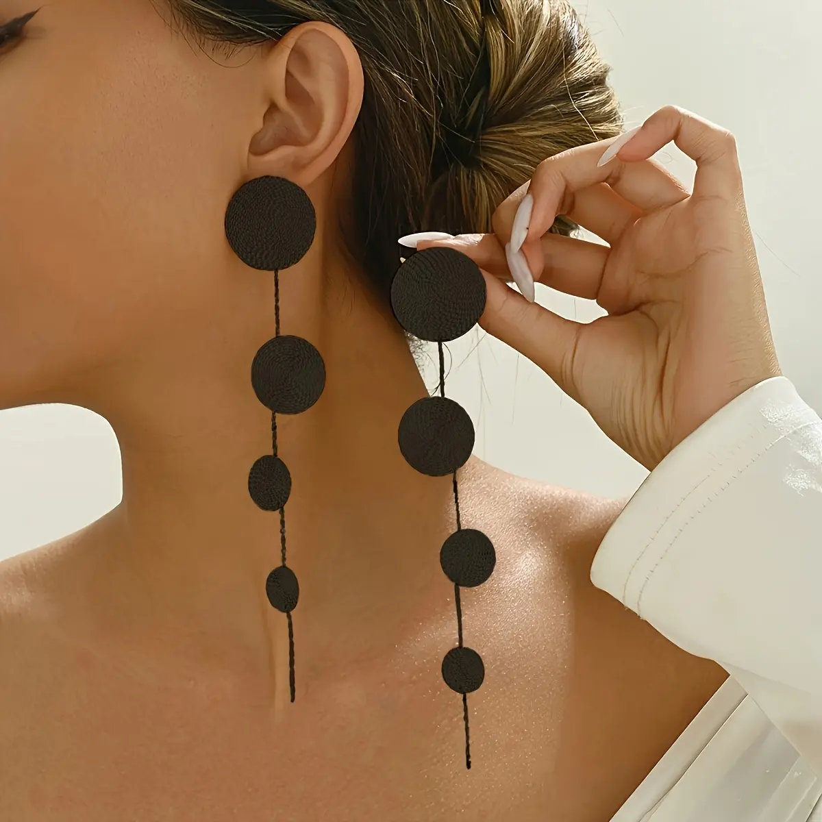 1 pair of round earrings, unique, exaggerated, fashionable and trendy earrings