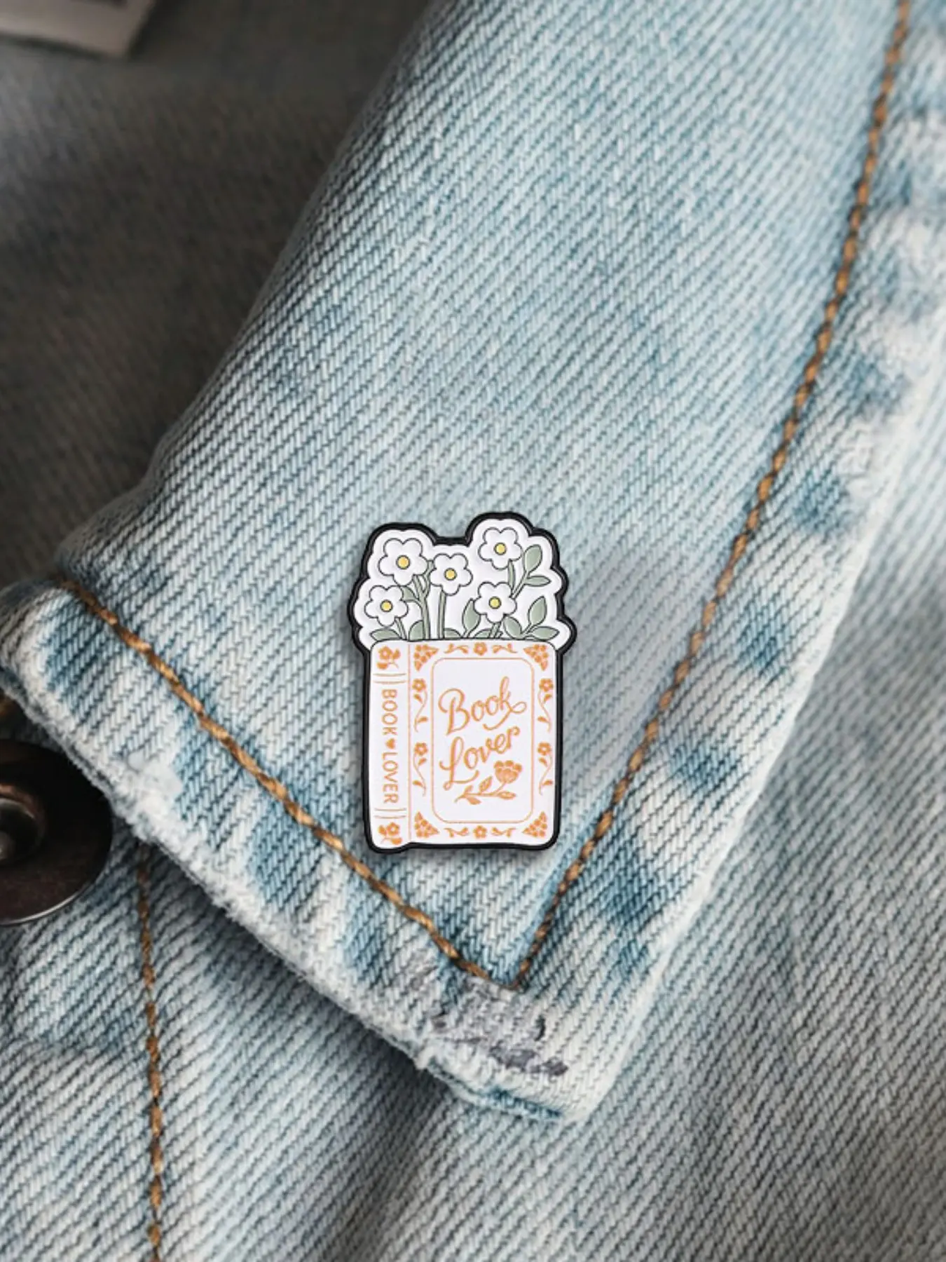 Book Lover Daisy Enamel Pin, Cottagecore Literary Brooch, Cartoon Book Lover Badge, Fresh Decor Accessory, Perfect Gift for Readers