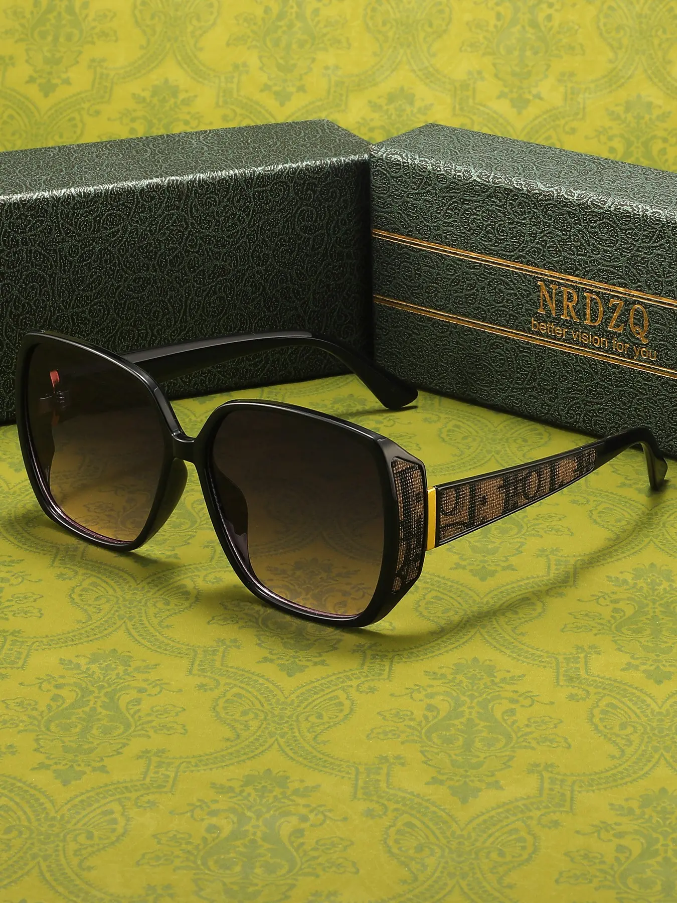 Nrdzq Vintage Ladies Sunglasses, Large Frame, Letter Print Temples, Casual Style, Ideal for Daily Wear, Summer Travel, Outdoor, Driving, Parties