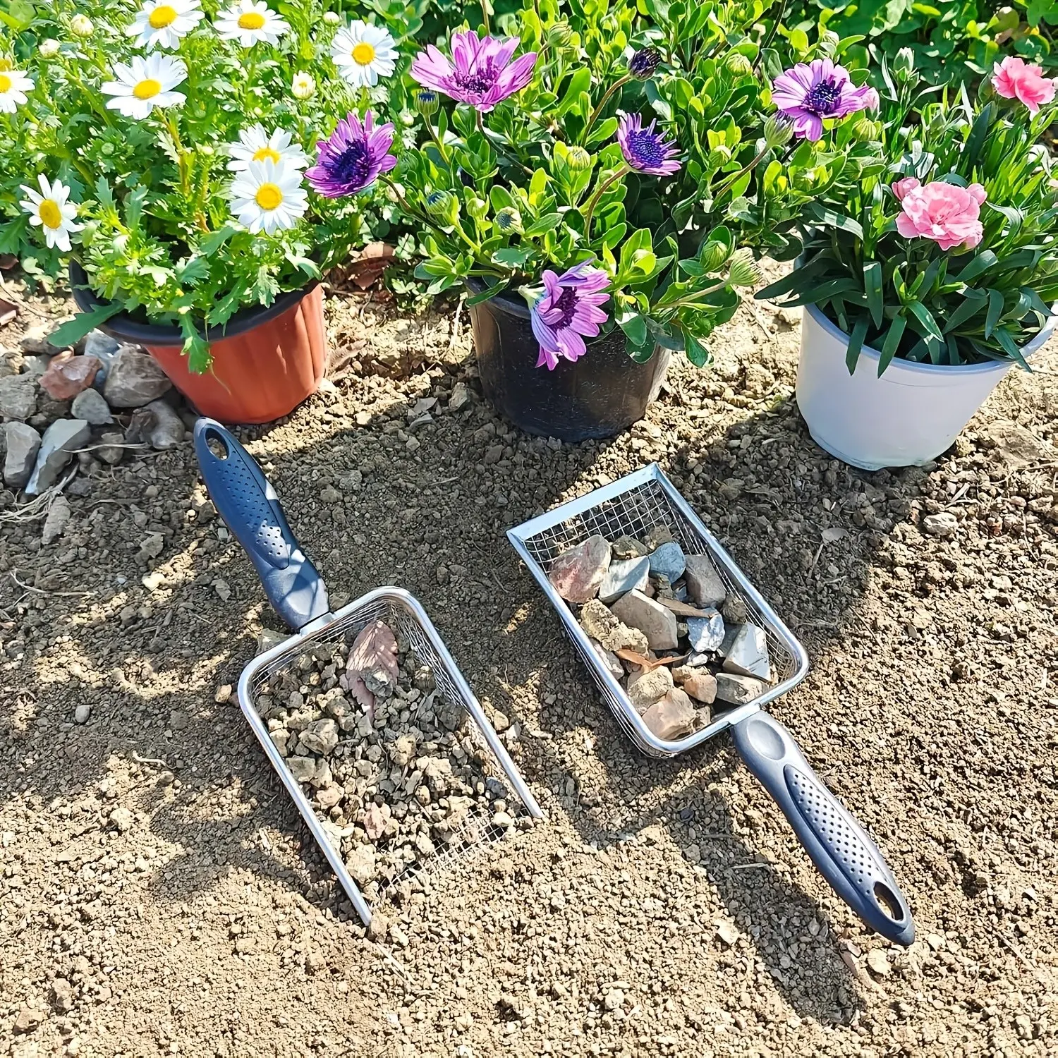 Garden Soil Sieve with Handle, Metal Tool, 2.8 Mm and 5 Mm Sizes, Ideal for Sand, Stone, Soil, Compost, Perfect for Gardening Needs