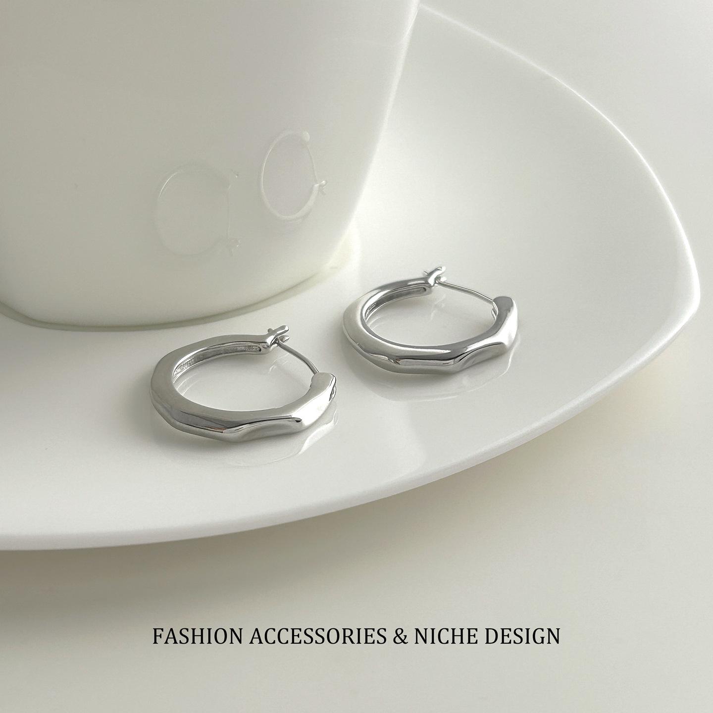 Gongliu Earrings: Niche French-style women's silver plain hoop earrings, stud earrings, designer earrings, gift
