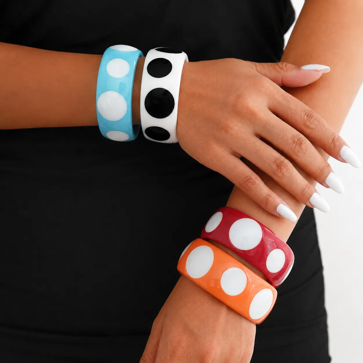 XXMAYSTER Women's Retro Polka Dot Resin Bangle Bracelet - Chunky Gloss Finish Bold Look Wide Shiny Statement Polka Dot Bracelets & Bangles for Casual Wear Costume Jewelry Accessories