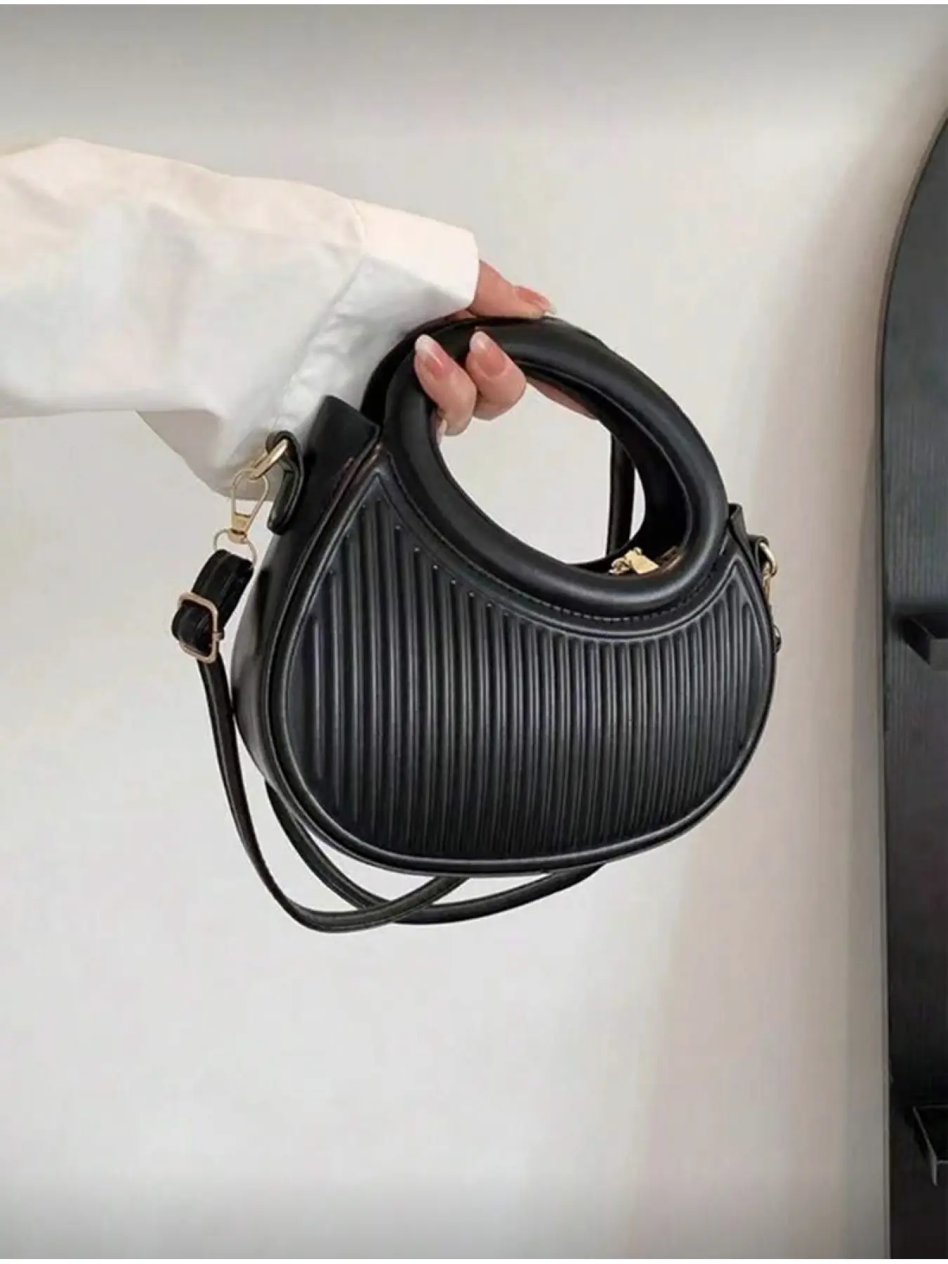 Fashion Classic Minimalist Design Gentle Women's Commuter Asymmetric Casual Crossbody Bag Striped Embossed Handbag Stylish Round Crossbody Bag Double Handle Novel Wallet Winter Gift