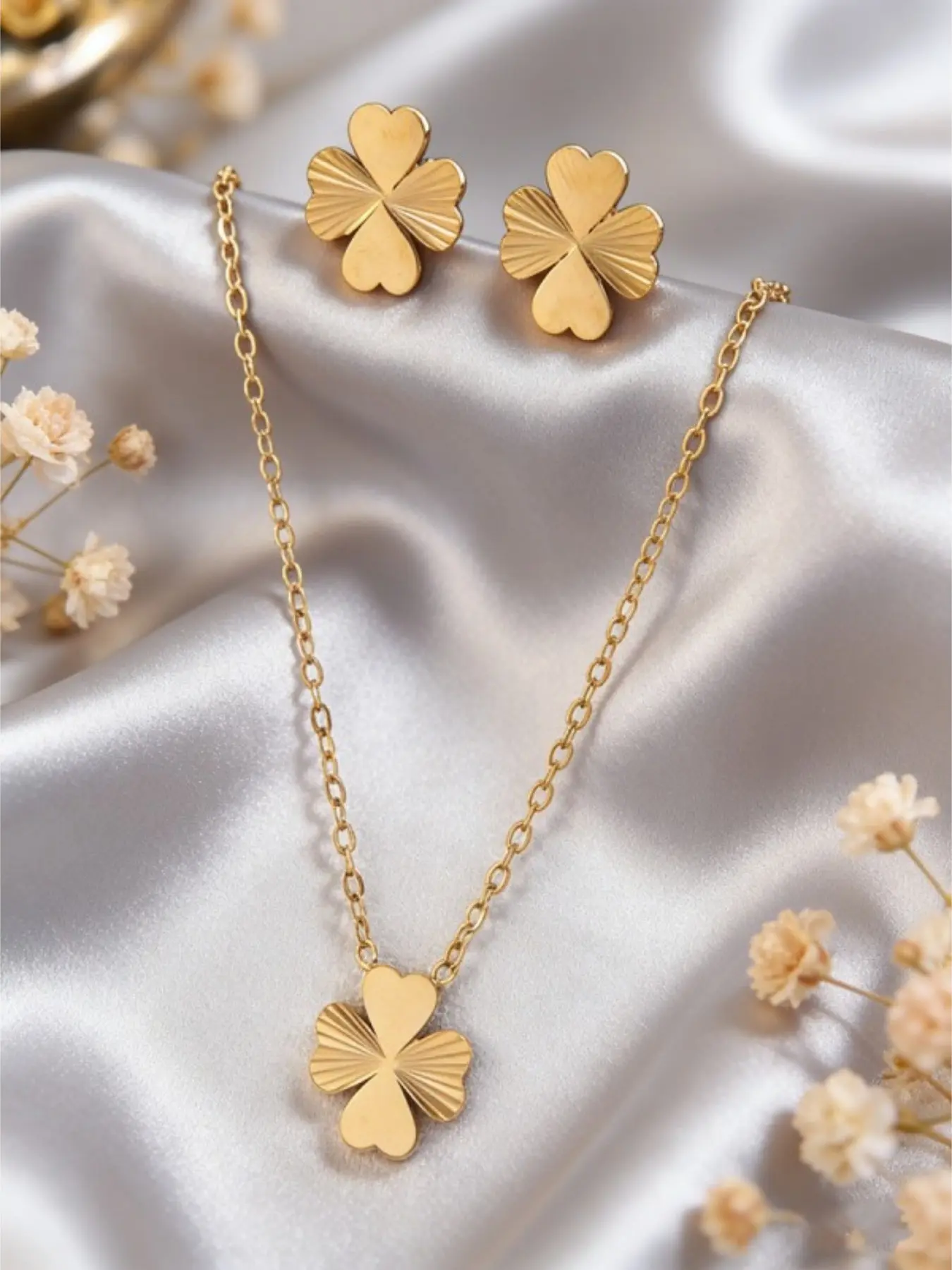Elegant Clover Chain Necklace, Beautiful Four-Leaf Clover Pendant, Unique Jewelry Gift Idea, Perfect for Special Occasions & Daily Wear