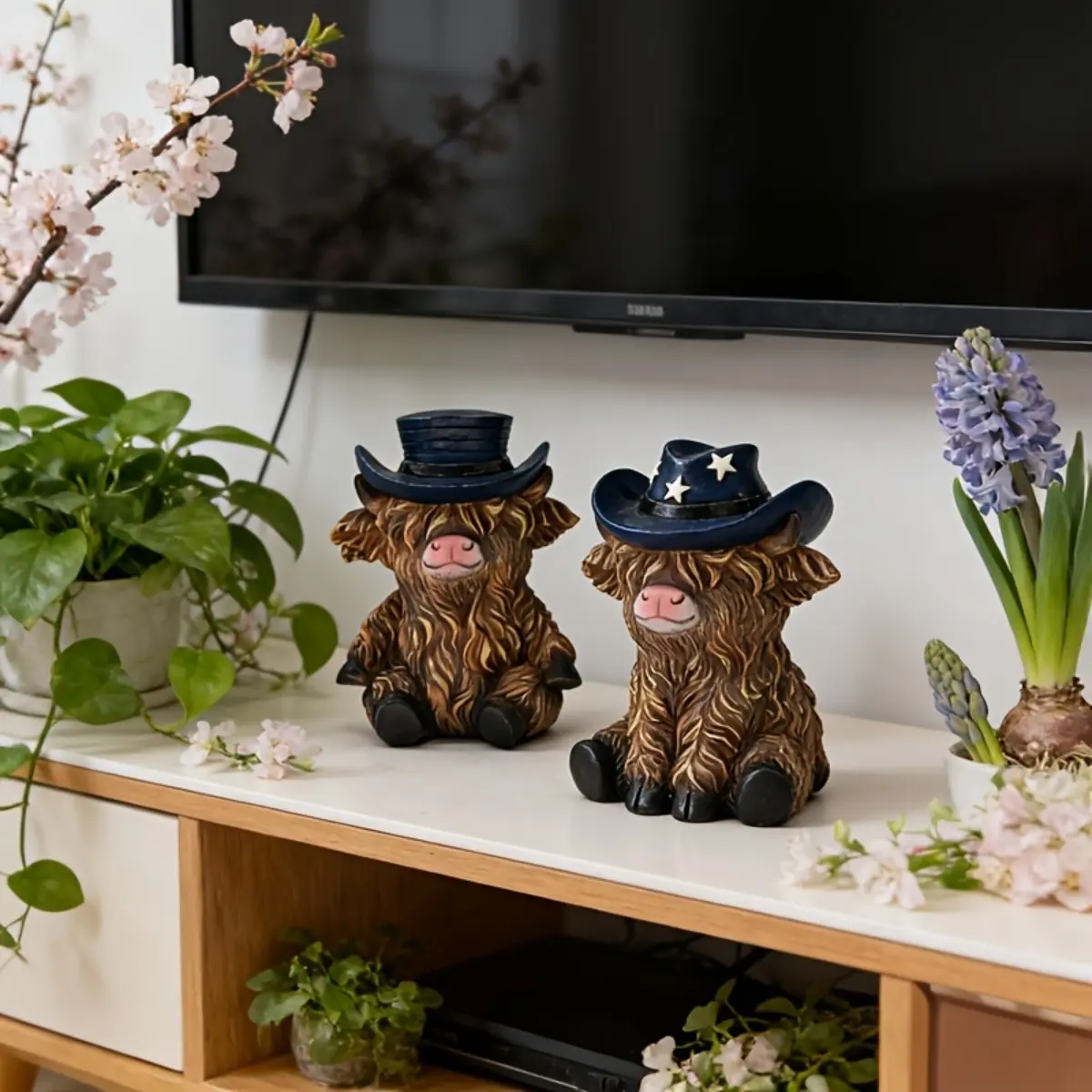 Highland Cow Art Figurine Set of 2 with Western Cowboy Hat - Scottish Cattle Animal Statue for Home Office Decor - Ideal Rustic Accent for Living Room TV Stand, Bookshelf and Entryway Display - Perfect Gift for Cow Lovers