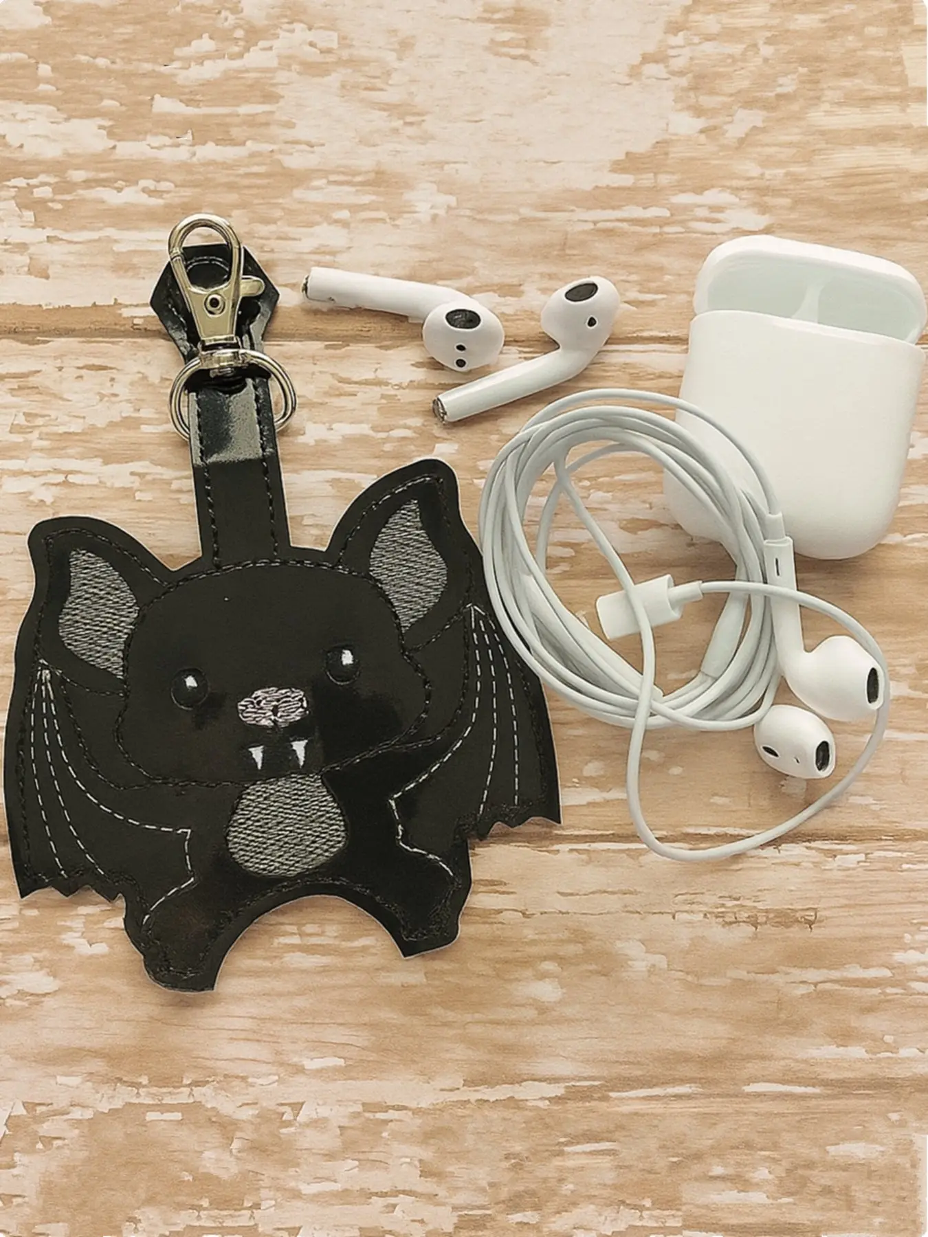 Gothic Bat Ear Bud Pod Holder Keychain, Stylish Accessory for Music Lovers, Unique Design for Daily Use, Perfect Gift Idea, Aesthetic Keychain