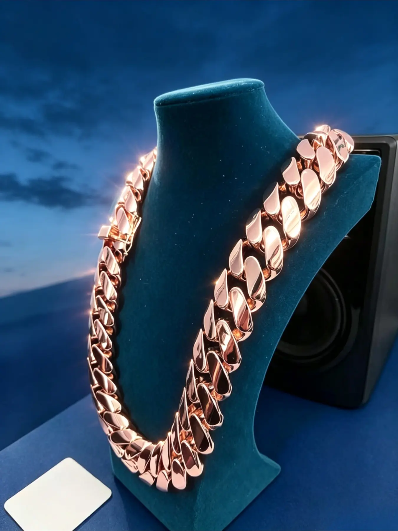 Trendy versatile ice diamond Cuban necklace, high refraction diamond surface is shiny and eye-catching, 22mm heavy-duty version has a strong aura, party shape is sharp, and it is easy to create cool hip-hop wear, Cuban Link Necklace