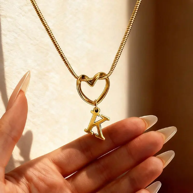 Very popular in Europe and America, heart-shaped pendant necklace with 26 English letters, name collarbone chain, niche light luxury, with a high-end feel