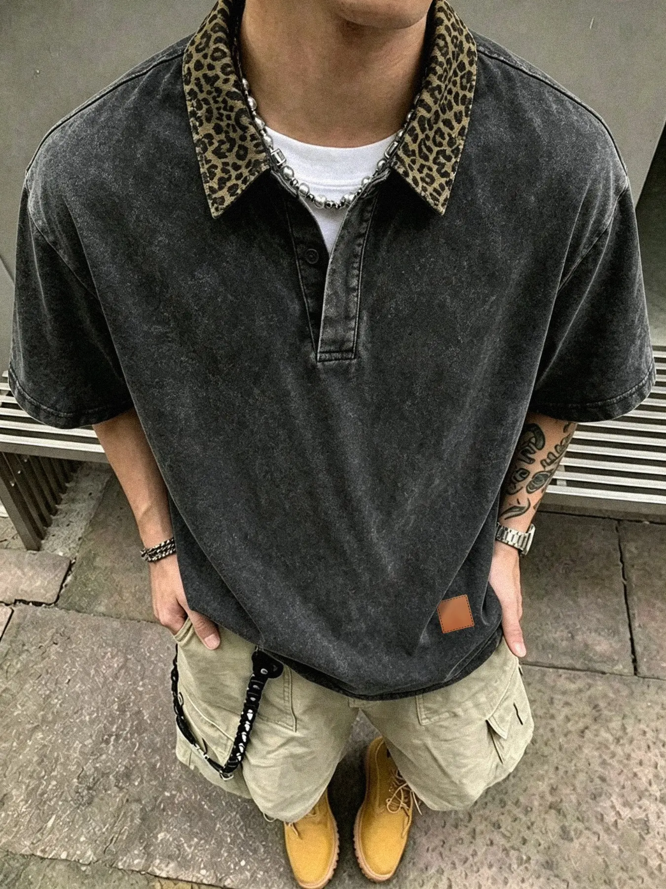 Polo shirt featuring a contrasting leopard-print collar and a washed, distressed finish. Crafted from cotton fabric with leather-material detailing, it offers a Vintage Casual look that is simple yet distinctive—an ideal choice for a holiday gift.