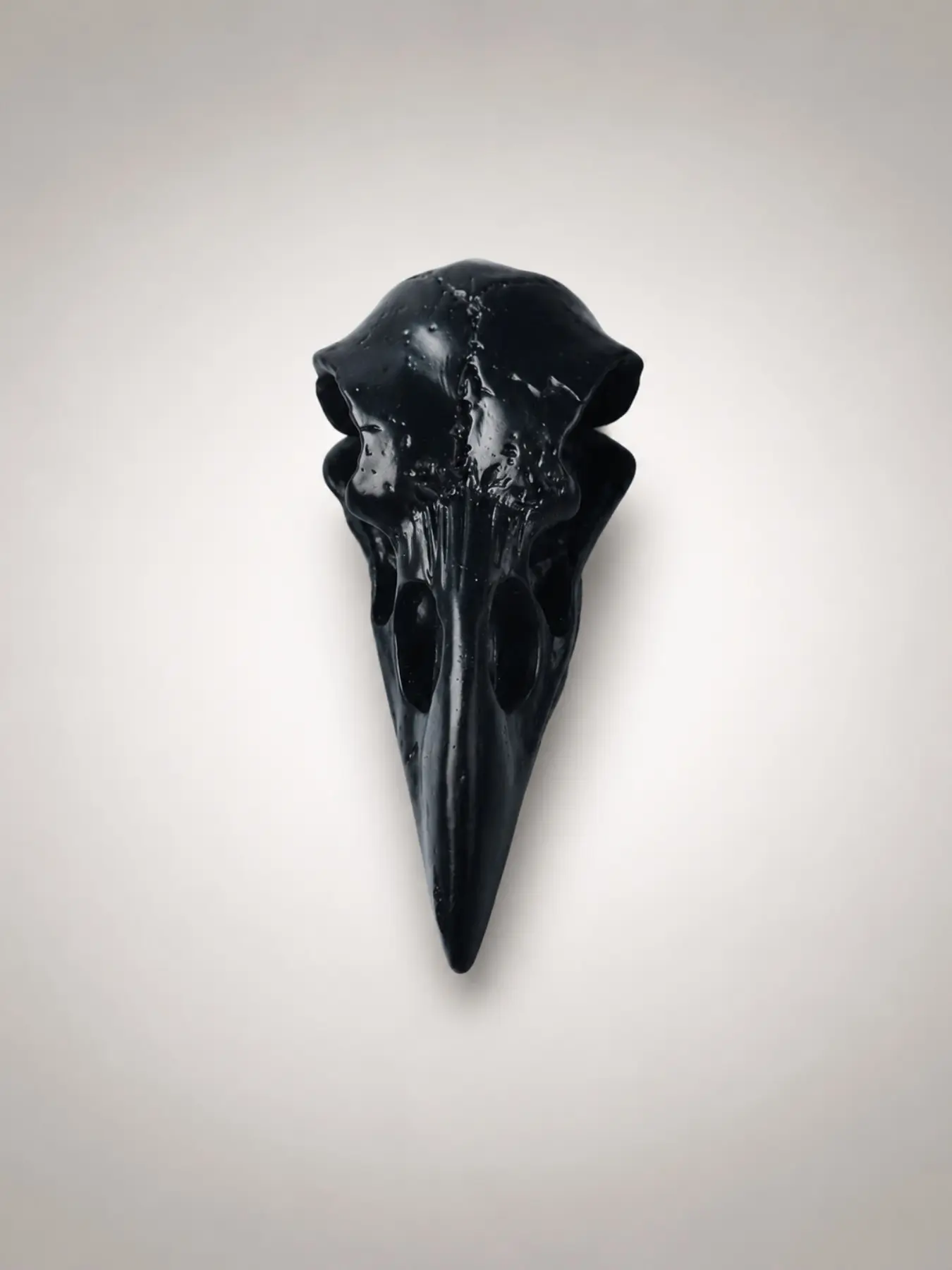 1 piece Hand-Carved Natural Obsidian Raven Skull Crystal Ornament, Gothic Witchcraft Protection Stone, Raven Skull Statue for Wiccan Altar Decoration, Yule Spiritual Gift, Ideal for Birthday and Halloween Ambiance