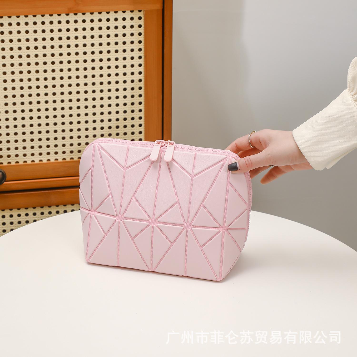 Diamond-shaped bag is super practical, large-capacity, and aesthetically pleasing. It is a storage bag for travel and commuting with a striped three-dimensional design, also suitable as a makeup bag