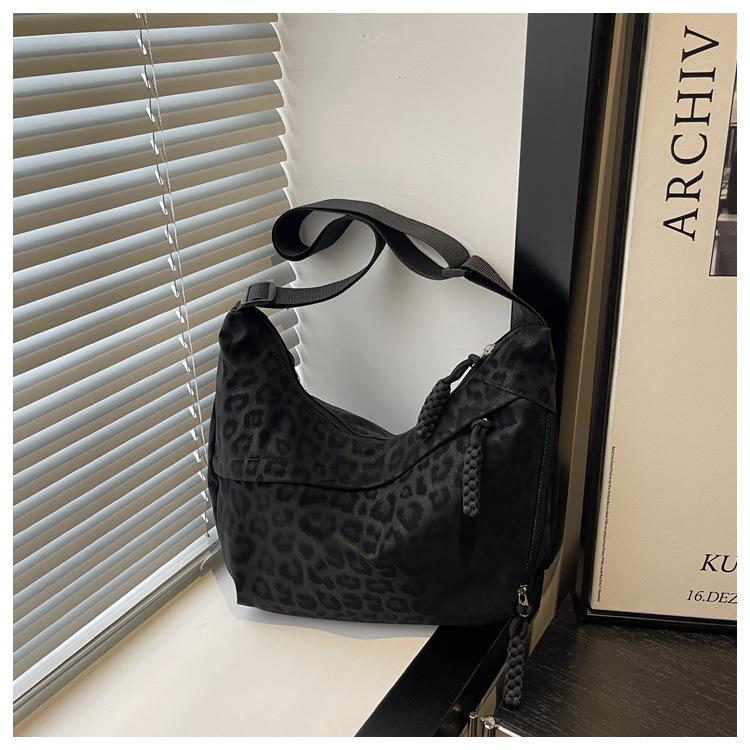 Fashion Leopard Print Crossbody Bag New Chain Fashionable and Versatile Shoulder Bag for Women Casual and Simple Commuting Bag