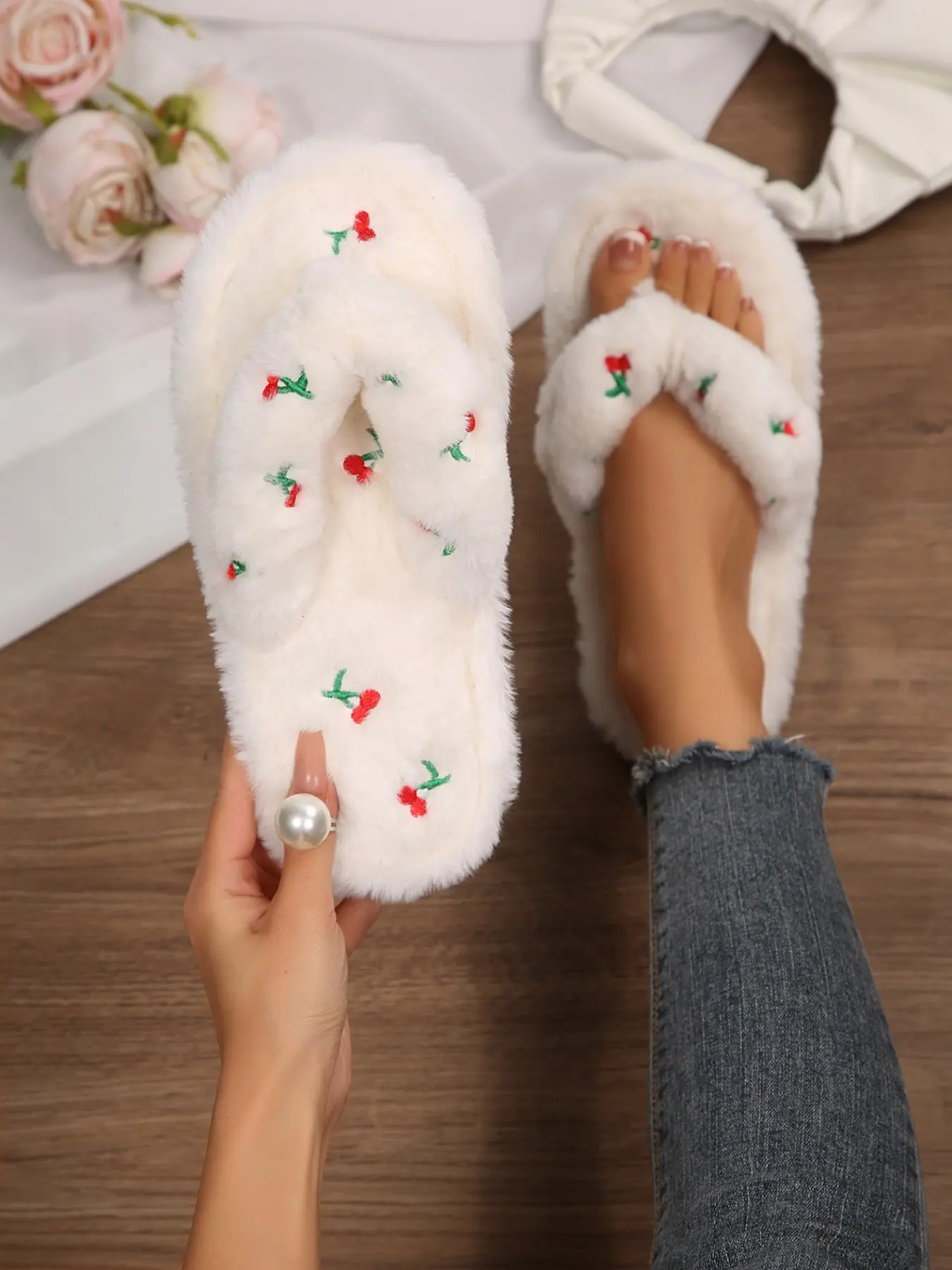 Sweet Fuzzy Sandals, Soft Faux Fur Lining, Warm and Comfortable, Flat Sole, Lightweight, Ideal for Home and Outdoors, Casual Daily Wear