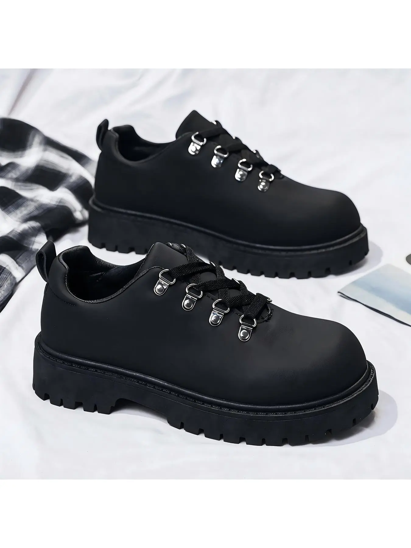 Unisex Matte Black Round Toe Platform Casual Shoes, Metal Eyelet Lace Up Chunky Lug Sole Hiking Style Oxford Shoes for Men & Women Artistic Streetwear Shoes