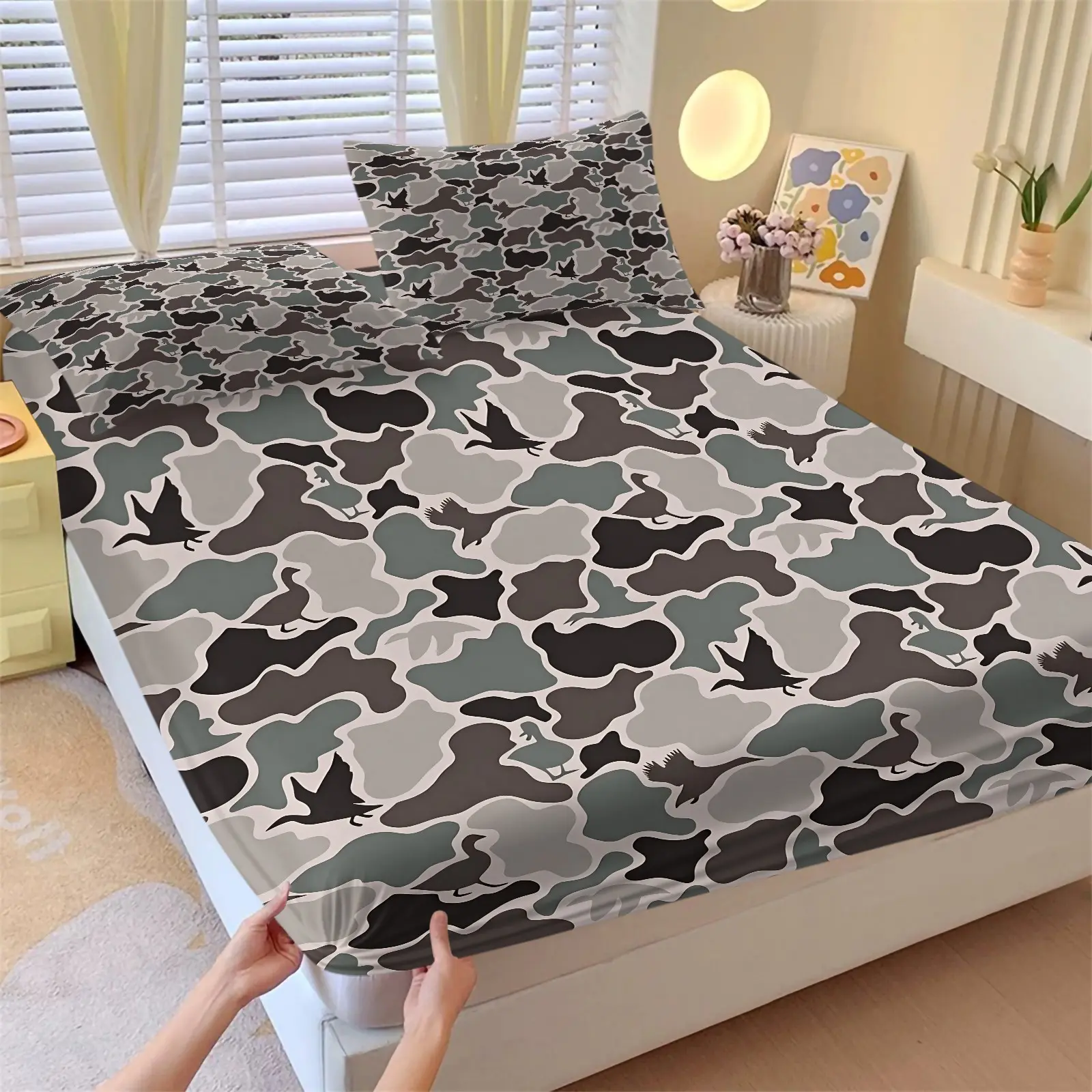 Neutral Grey Duck Camouflage Fitted Sheet Set, 1 Fitted Sheet + 2 Pillowcases, Deep Pocket Non-Slip Mattress Cover, Soft Skin-Friendly Fabric, Muted Wild Hunting Bird Pattern Printed Bedding Set, Practical Birthday Gift For Hunters Outdoor Men