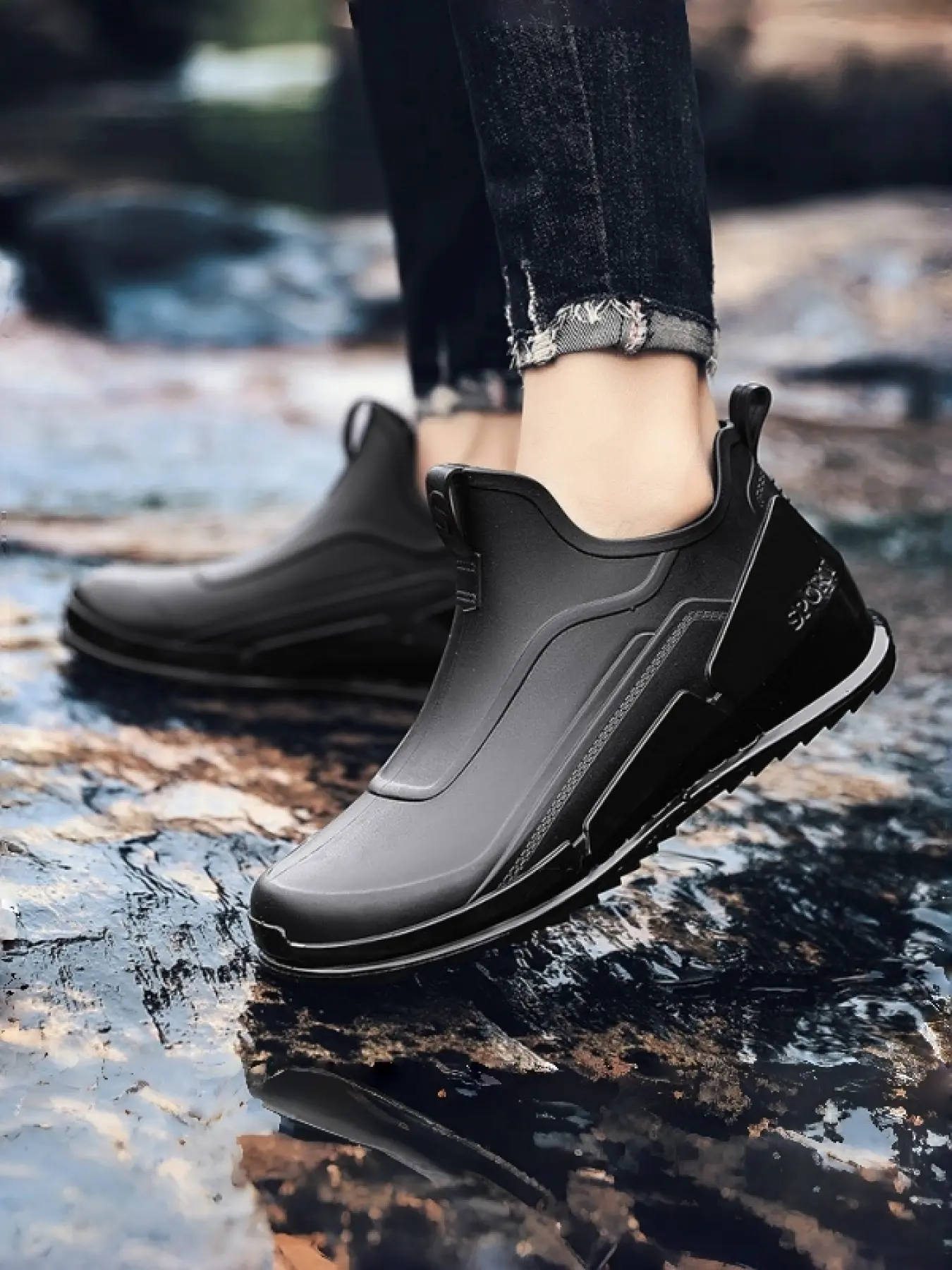 Seamless integrated waterproof short work rain shoes, oil-resistant compact upper, wide slip-proof outsole for slippery floors, protective footwear for auto maintenance, kitchen cleaning and seafood stall work