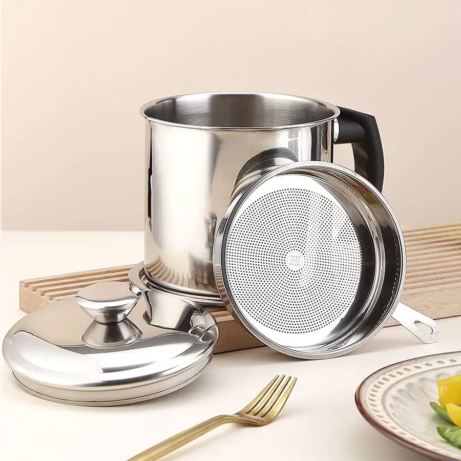 Stainless Steel Oil Filter Jug with Mesh Cover, Non-Slip Handle, Detachable Oil Cup, Kitchen & Camping Tool, Food Storage Container