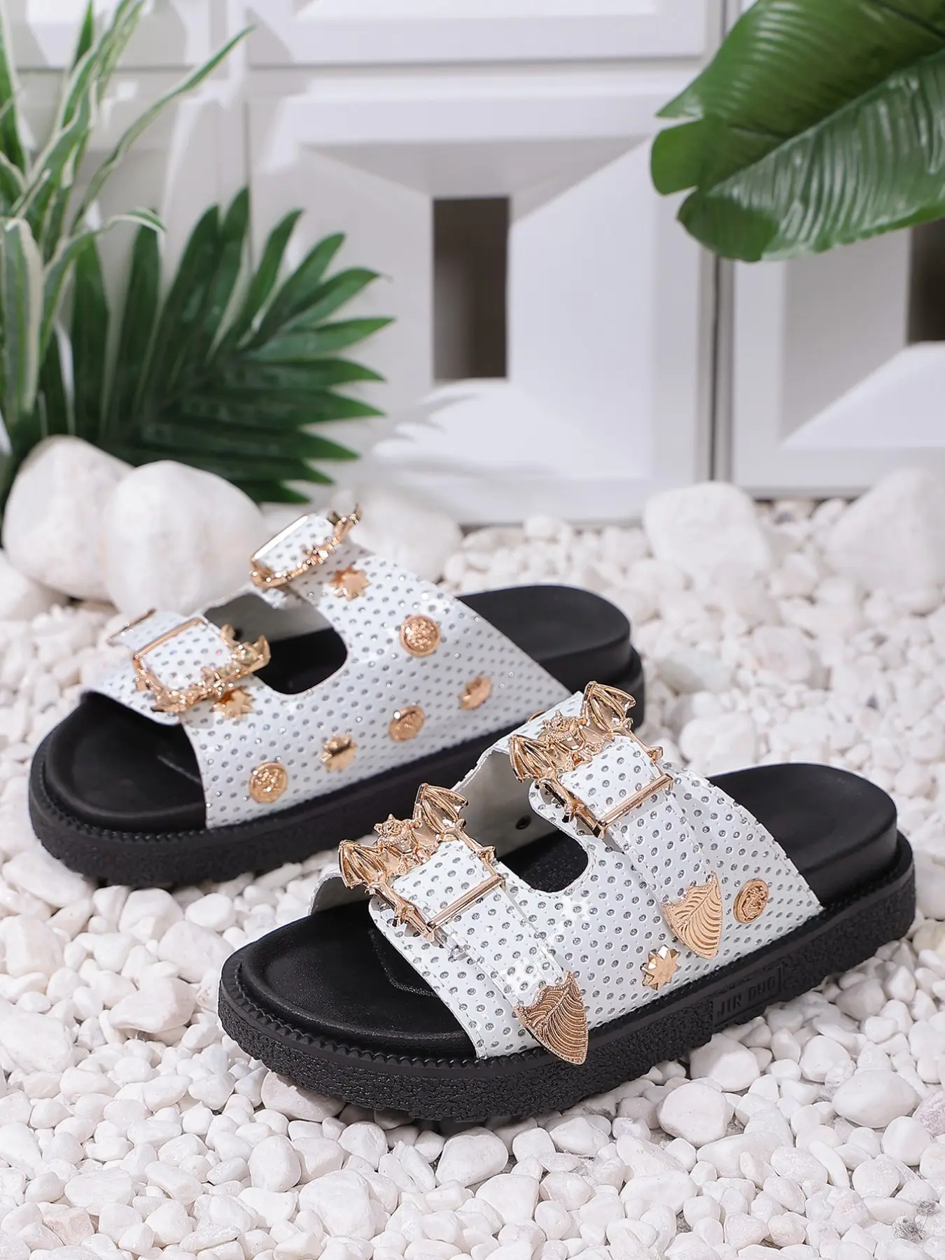 2026 Summer Beach Luxury Perforated Starry Fashionable Pu Slides Beach Slides Footwear Beach Slippers Sandals, Sea Star Shell Metal Accessories, Breathable Anti-Slip Sole
