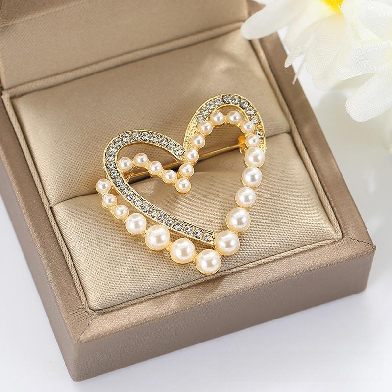 New Couple Pearl Heart Brooch - Elegant Korean Autumn & Winter Heartfelt Pin Accessory