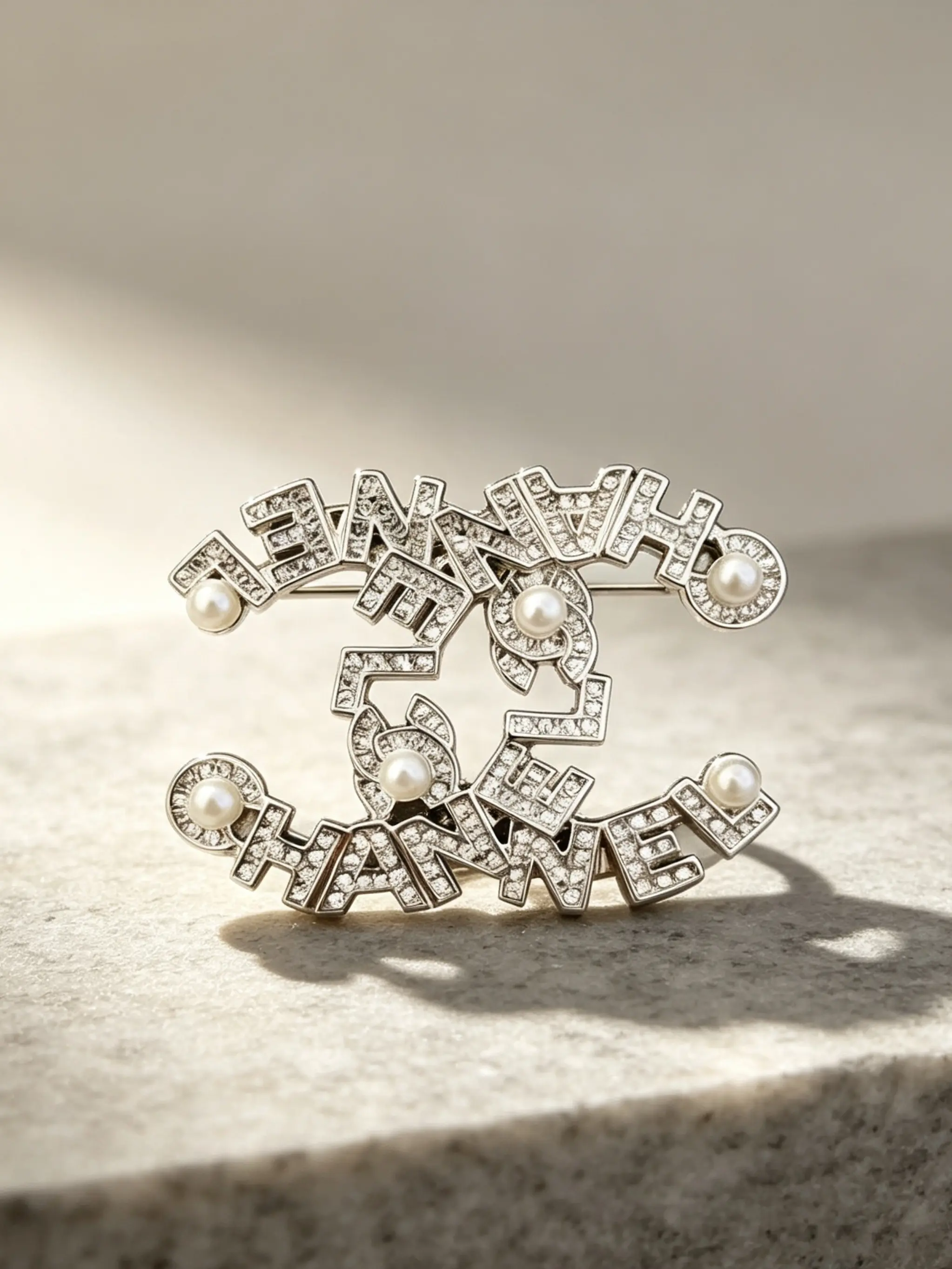 Women's Vintage Interlocking Double Arc Brooch, Full Rhinestone Letter Decoration, Imitation Pearl Lapel Pin, Elegant All-Season Accessory